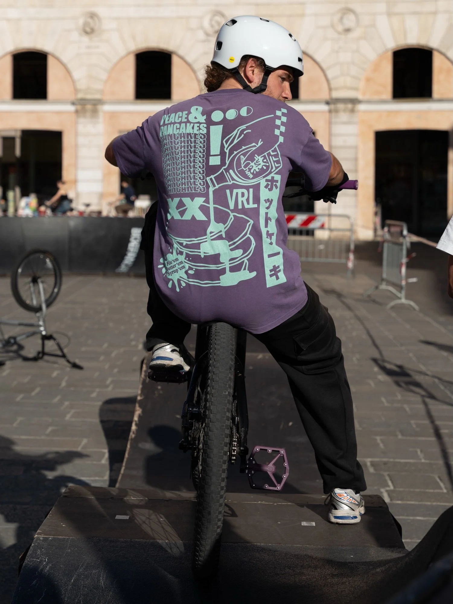 Una galleria di dettagli dal primo giorno:
Pumptrack, Talk e allestimento del Day1 😎🪩