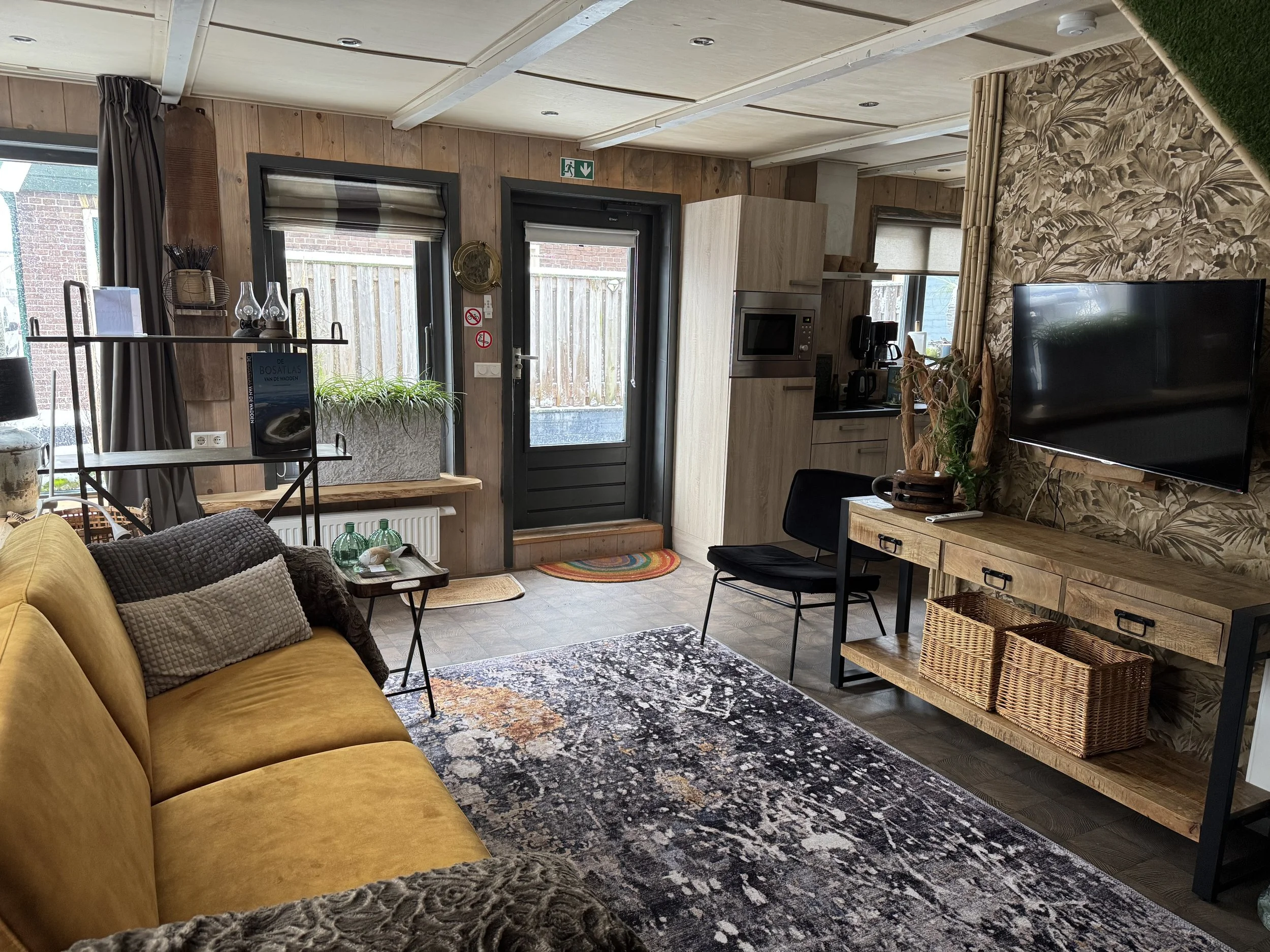 Gezellig appartement in de B&B met eigen zithoek, bank, tv en kitchenette, sfeervol ingericht met natuurlijke materialen en daglicht. Een comfortabele plek om te ontspannen na een dag in de omgeving.