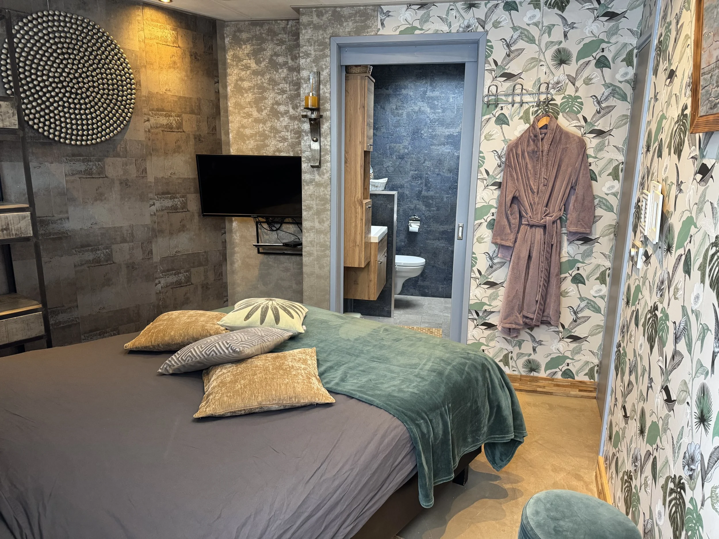 Sfeervol ingerichte 2-persoonskamer in de B&B met comfortabel bed, warme kleuren en directe toegang tot de eigen badkamer, rustig en stijlvol ingericht voor een ontspannen verblijf.