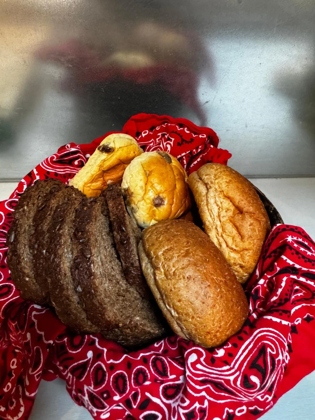 foto van boordjes in een mandje met een doekje 