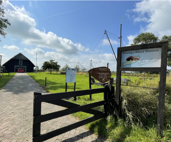 ingang tot het Wieringer Eiland Museum met een blauwe lucht met wat wolken