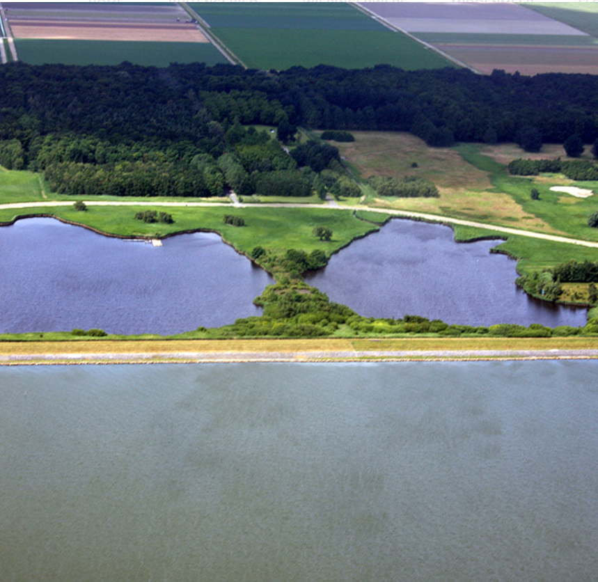 een helikopter zicht van het dijkgat bos bij den oever