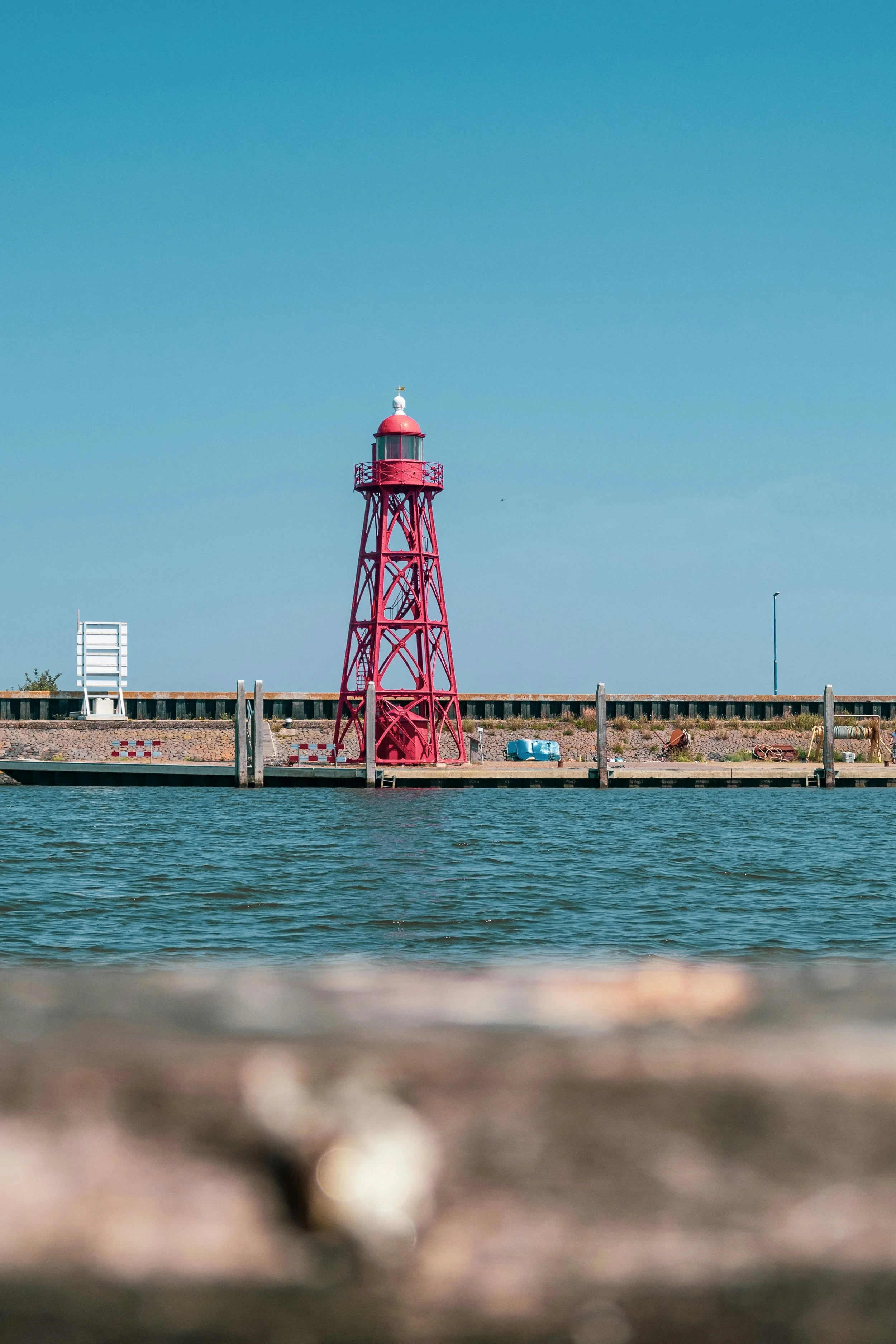 de vuurtoren van de haven van den oever met een blauwe lucht als achtergrond.