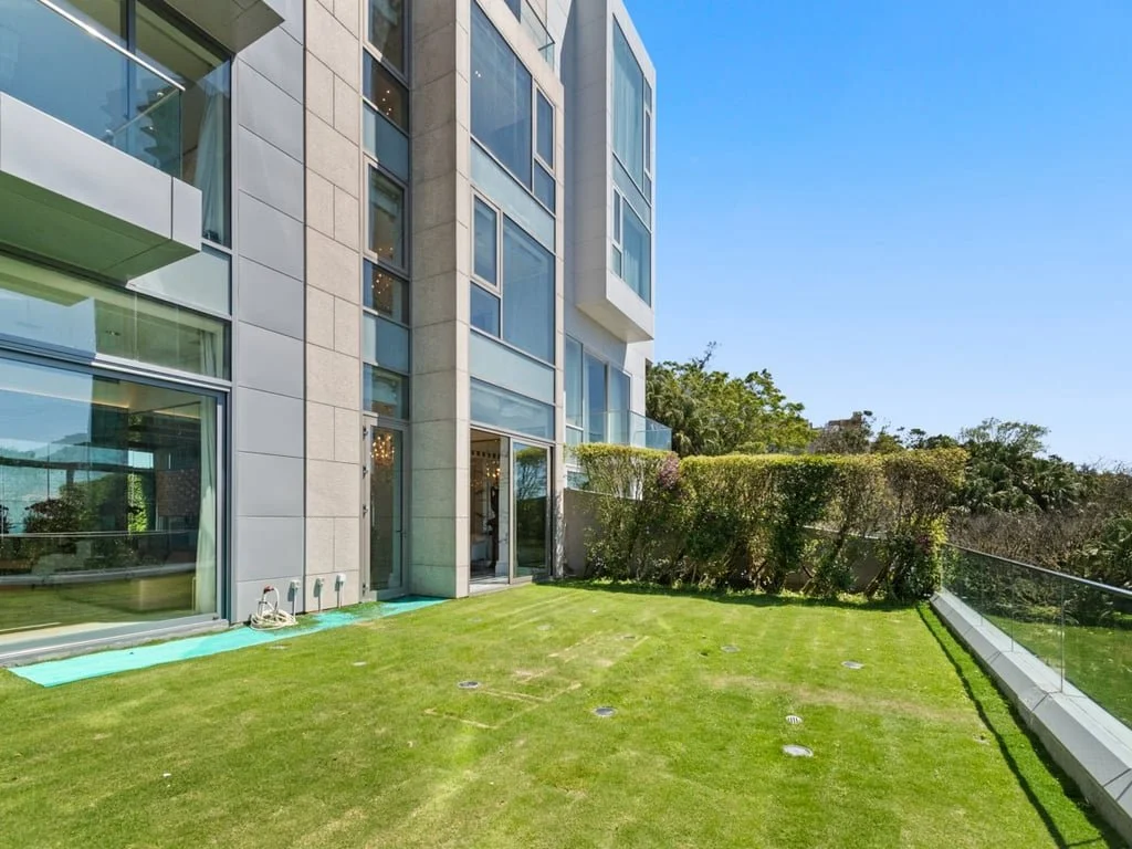 3 Plunkett's Road House