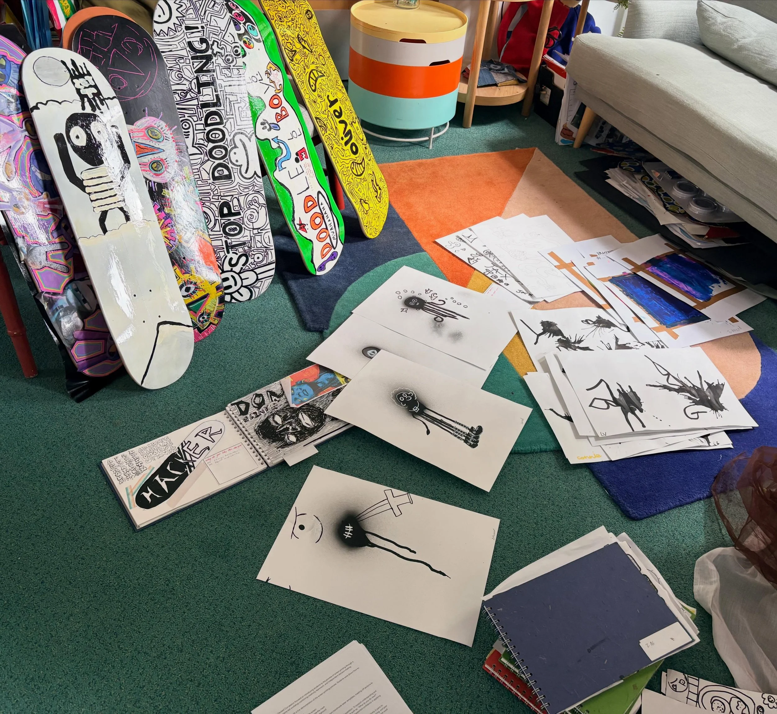 Who needs a chair when you can sit on the floor and completely spread out like the students do 😂🎨

It&rsquo;s officially marking week at Thread and I&rsquo;ve started with Decked Out&hellip; next up is Mark Makers and workshop work! Alongside all t