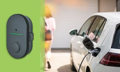 Une station de recharge pour voiture électrique avec un véhicule branché.