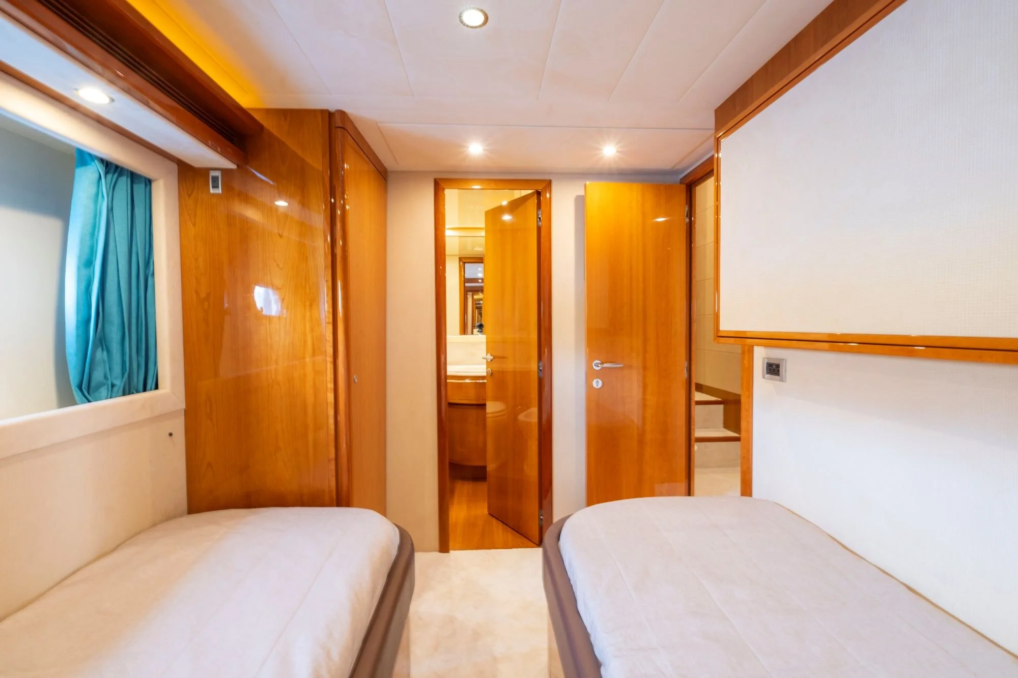 Astarte-Ferretti-motor-yacht-valef-yachts (49)-min.jpg