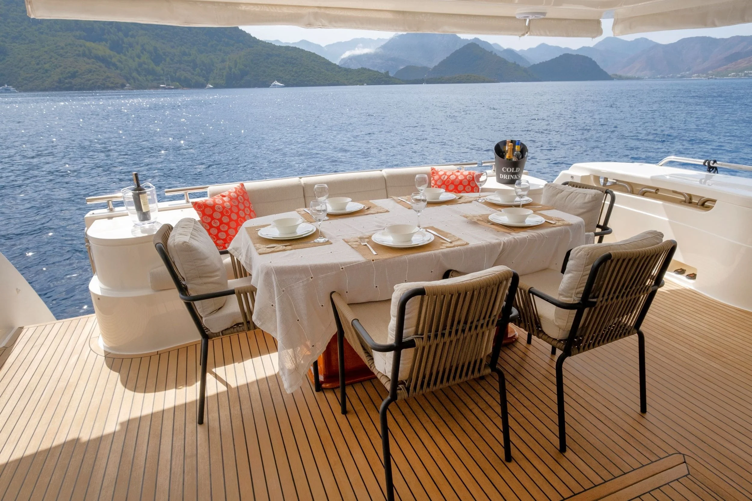 Astarte-Ferretti-motor-yacht-aft-deck-valef-yachts (31)-min.jpg