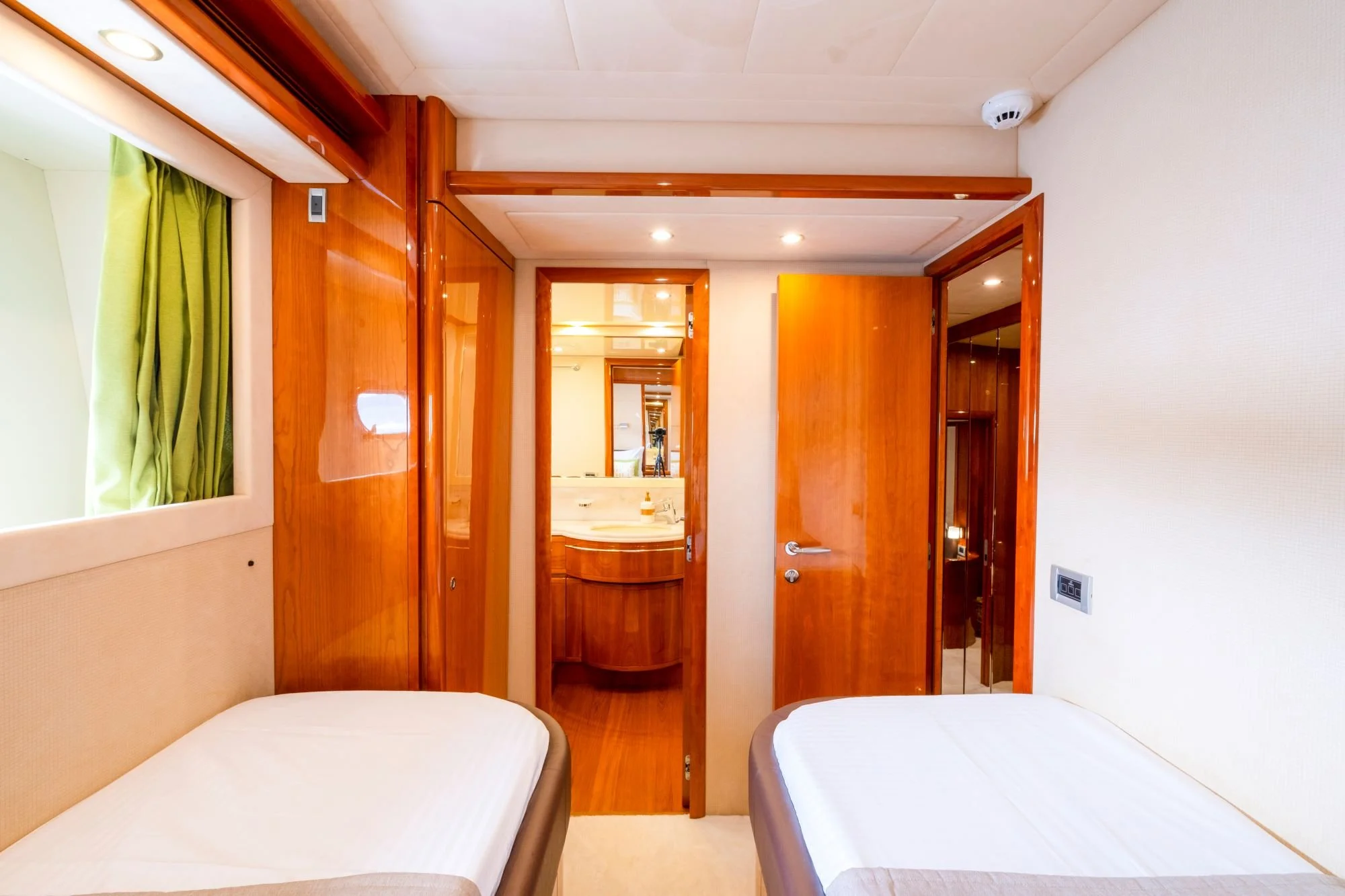 Astarte-Ferretti-motor-yacht-valef-yachts (46)-min.jpg