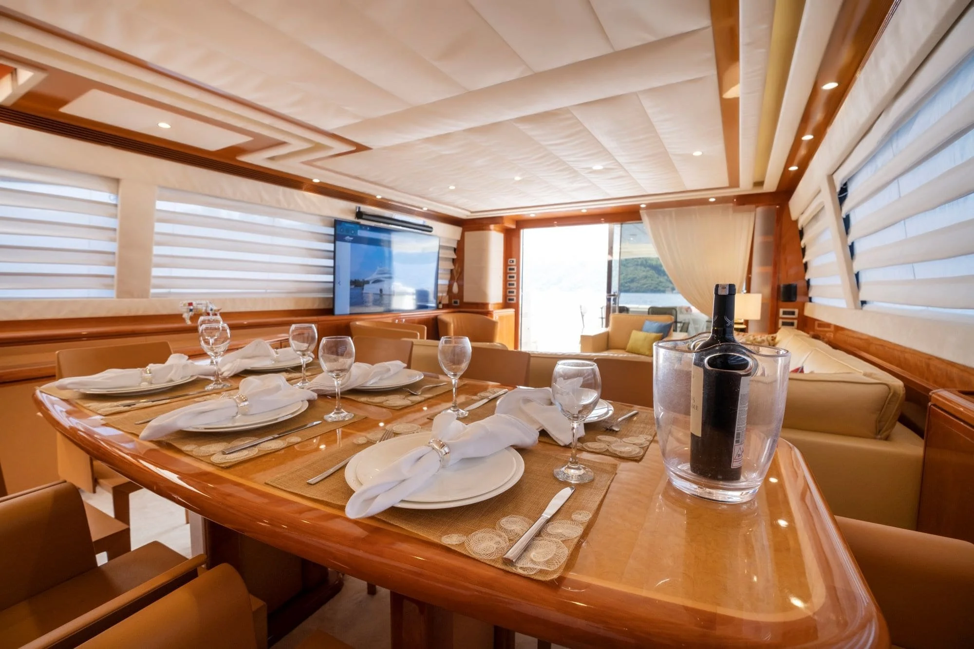 Astarte-Ferretti-motor-yacht-salon-valef-yachts (34)-min.jpg