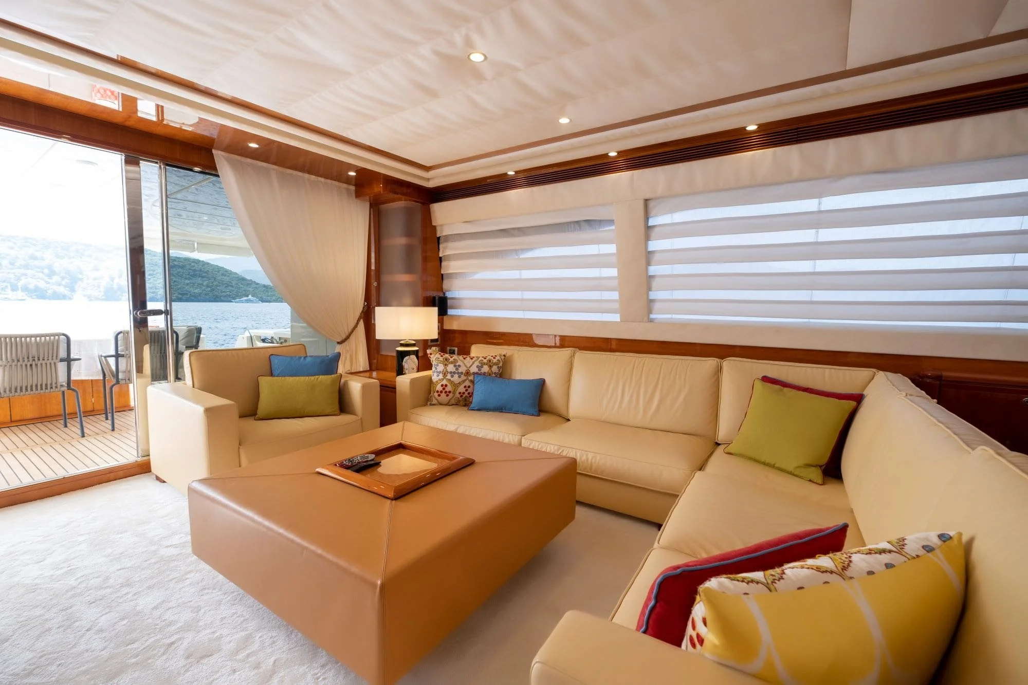 Astarte-Ferretti-motor-yacht-salon-valef-yachts (33)-min.jpg