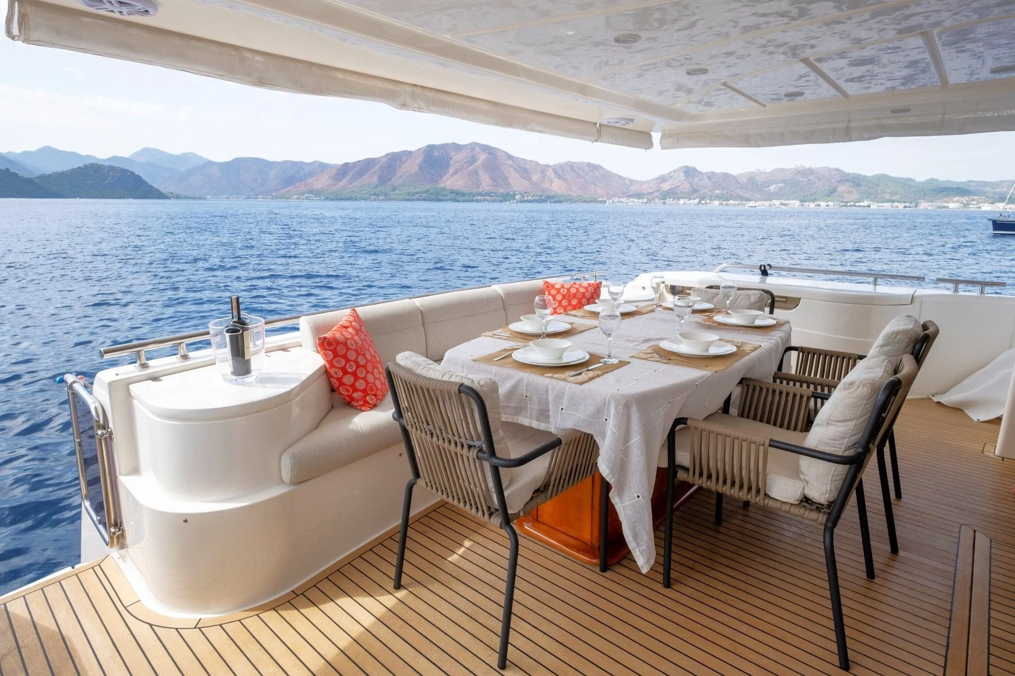 Astarte-Ferretti-motor-yacht-aft-deck-valef-yachts (32)-min.jpg