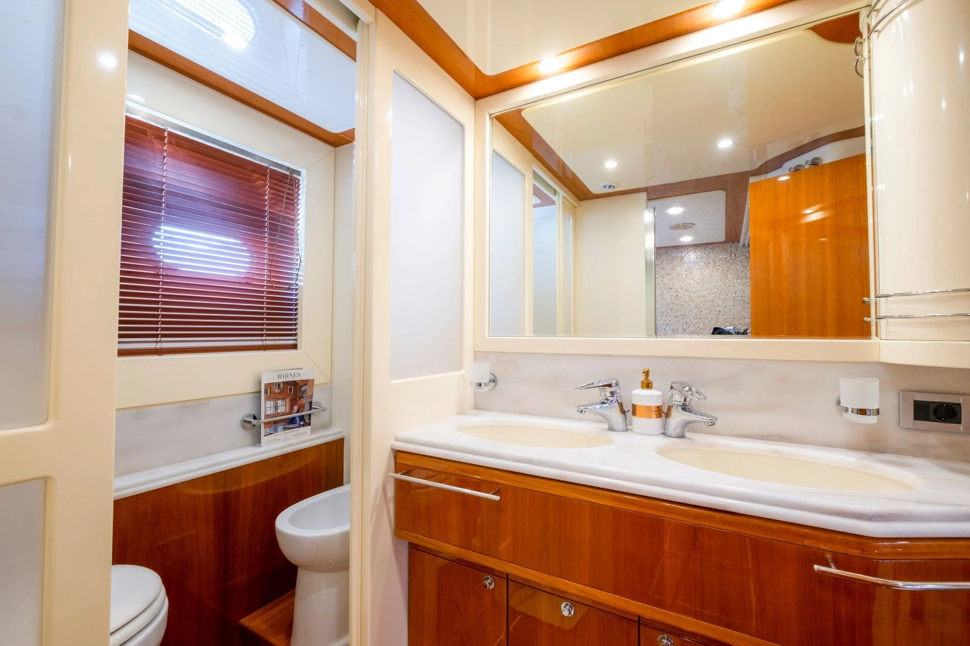 Astarte-Ferretti-motor-yacht-master-cabin-valef-yachts (43)-min.jpg