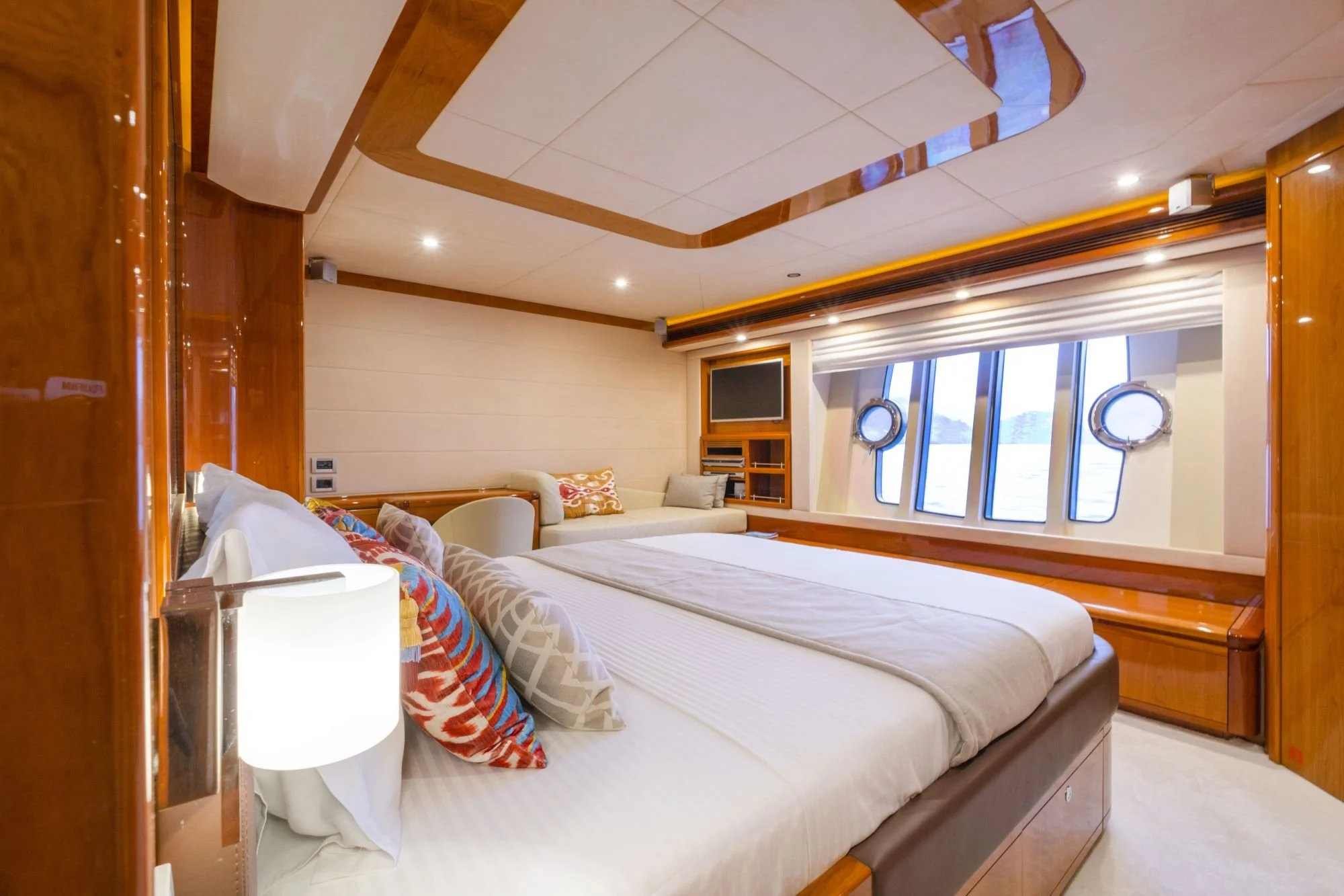 Astarte-Ferretti-motor-yacht-master-cabin-valef-yachts (44)-min.jpg