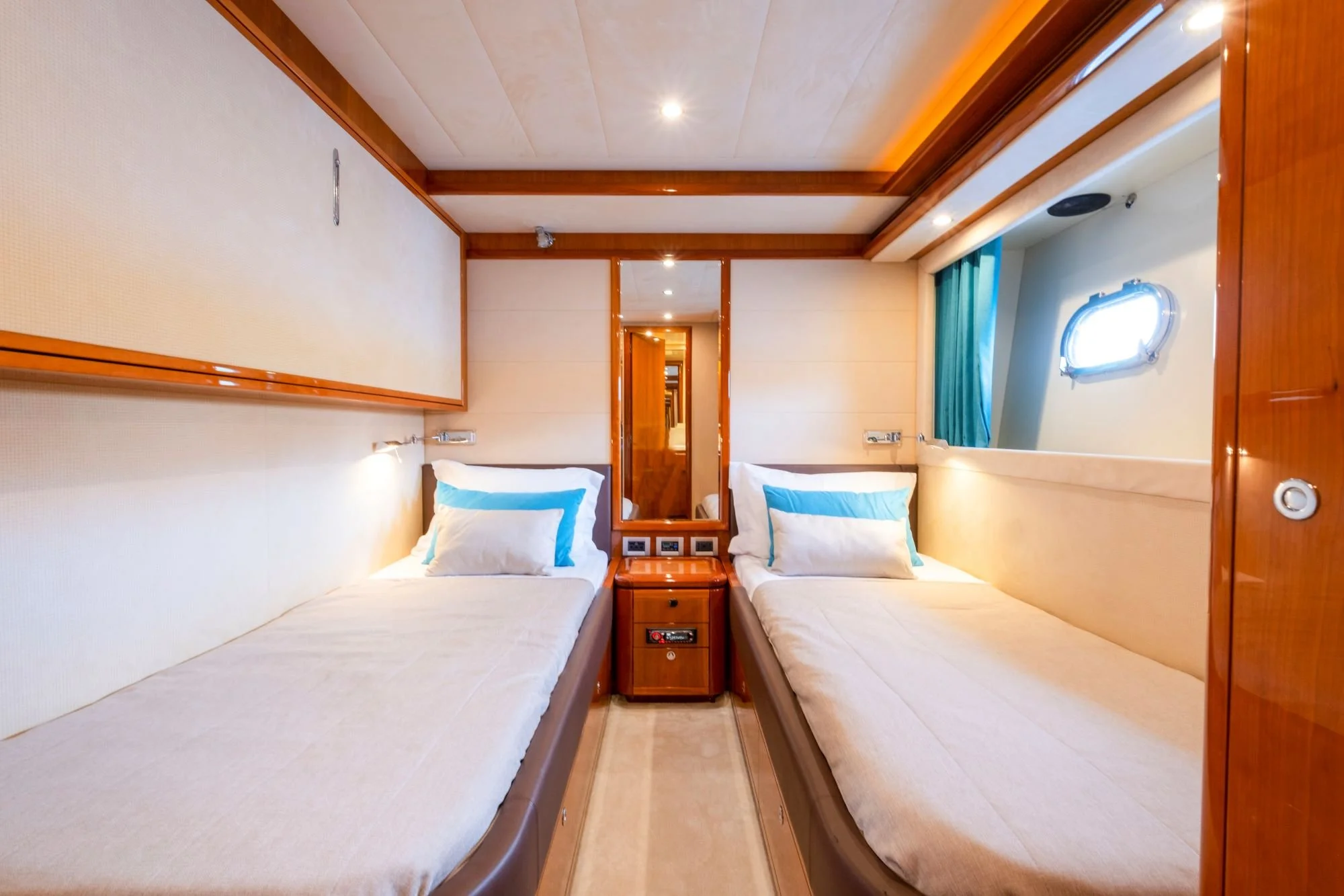 Astarte-Ferretti-motor-yacht-valef-yachts (48)-min.jpg