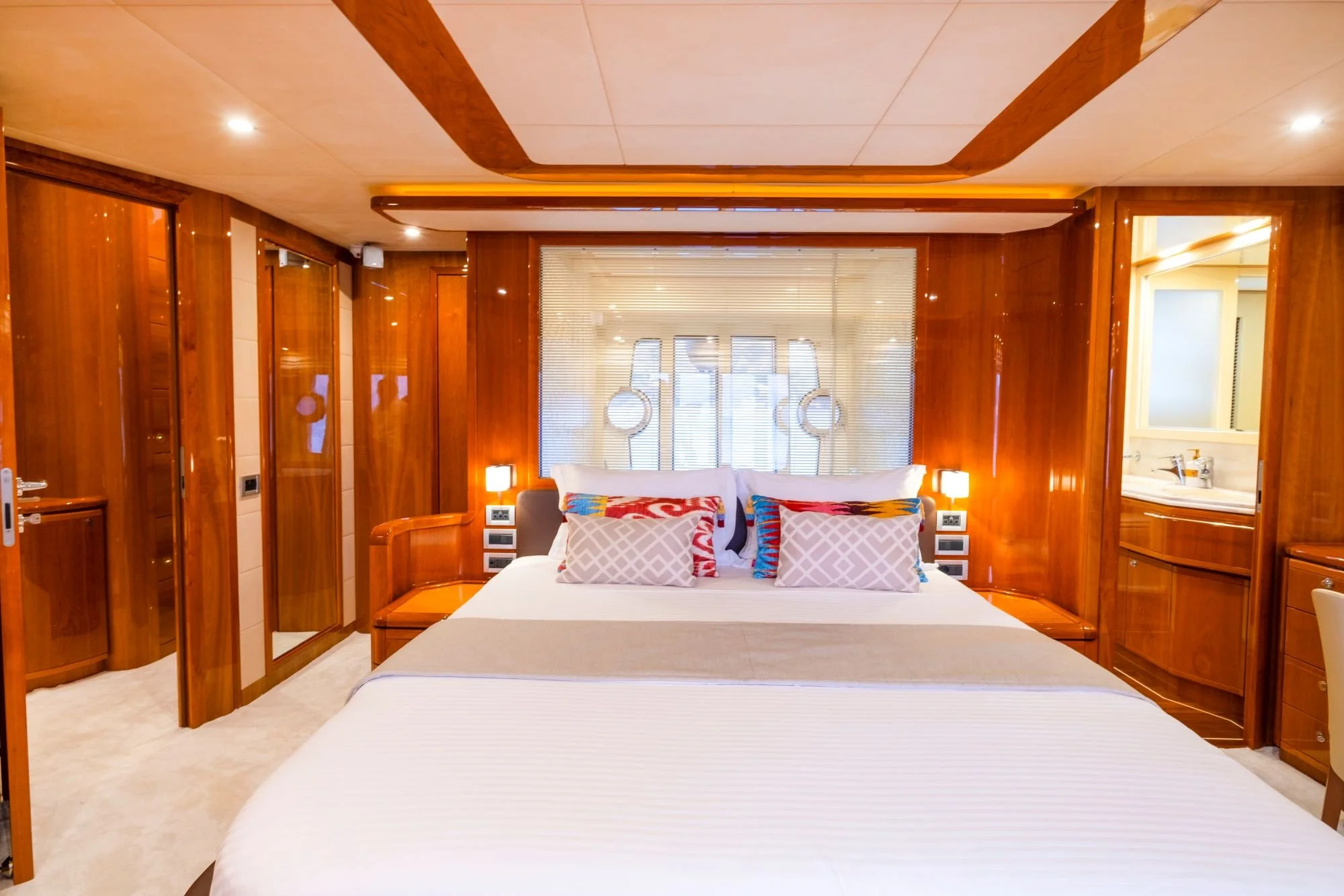 Astarte-Ferretti-motor-yacht-master-cabin-valef-yachts (45)-min.jpg
