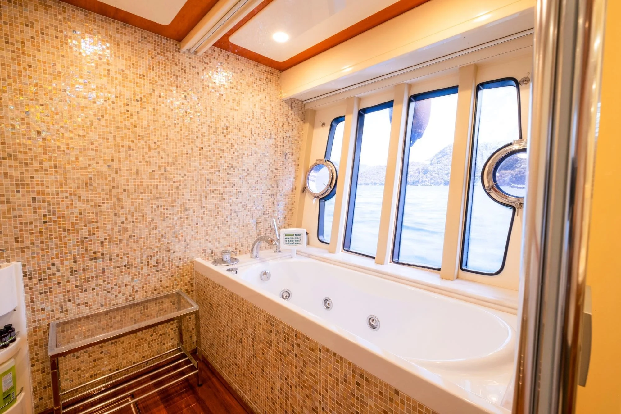 Astarte-Ferretti-motor-yacht-master-cabin-valef-yachts (47)-min.jpg