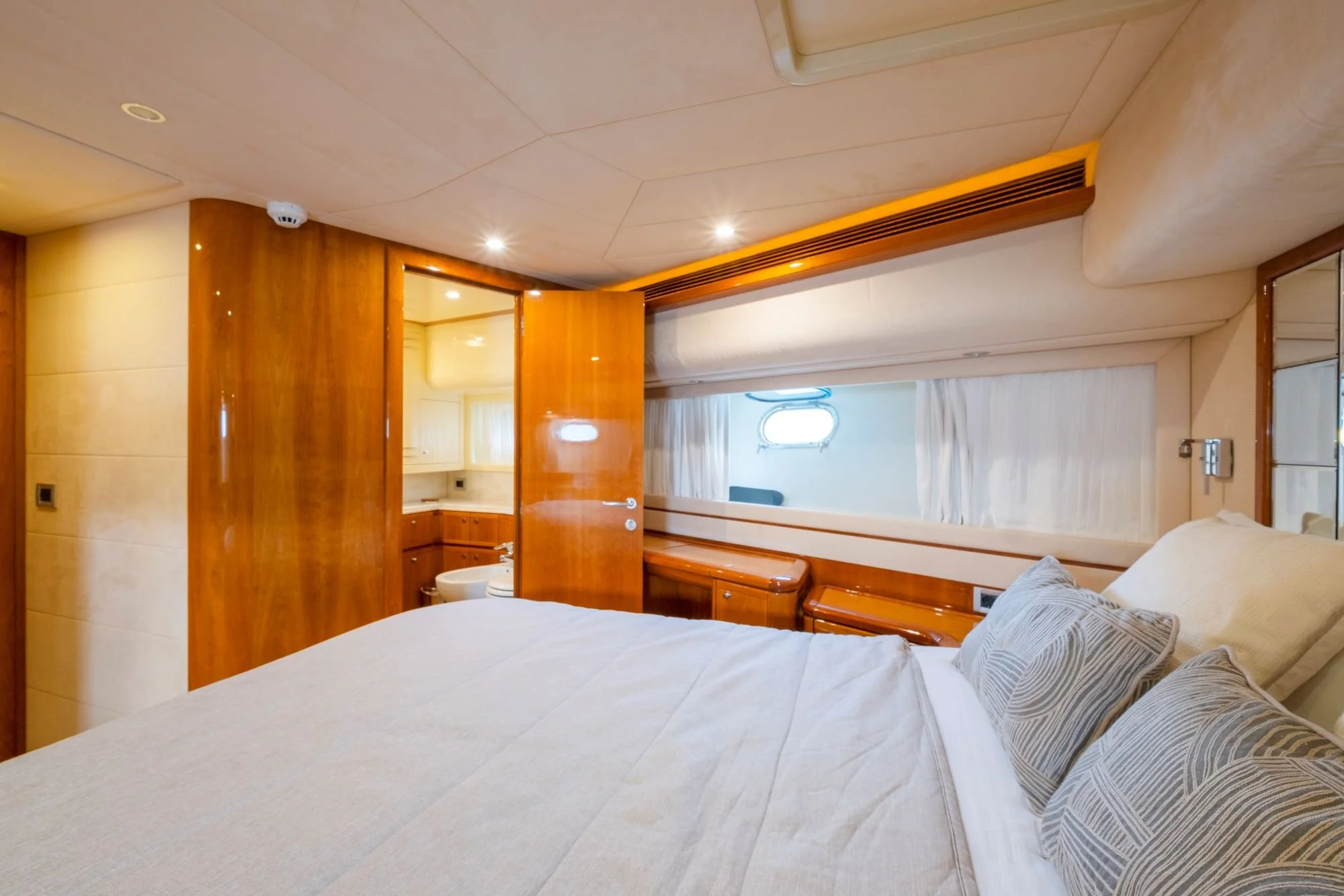 Astarte-Ferretti-motor-yacht-valef-yachts (51)-min.jpg