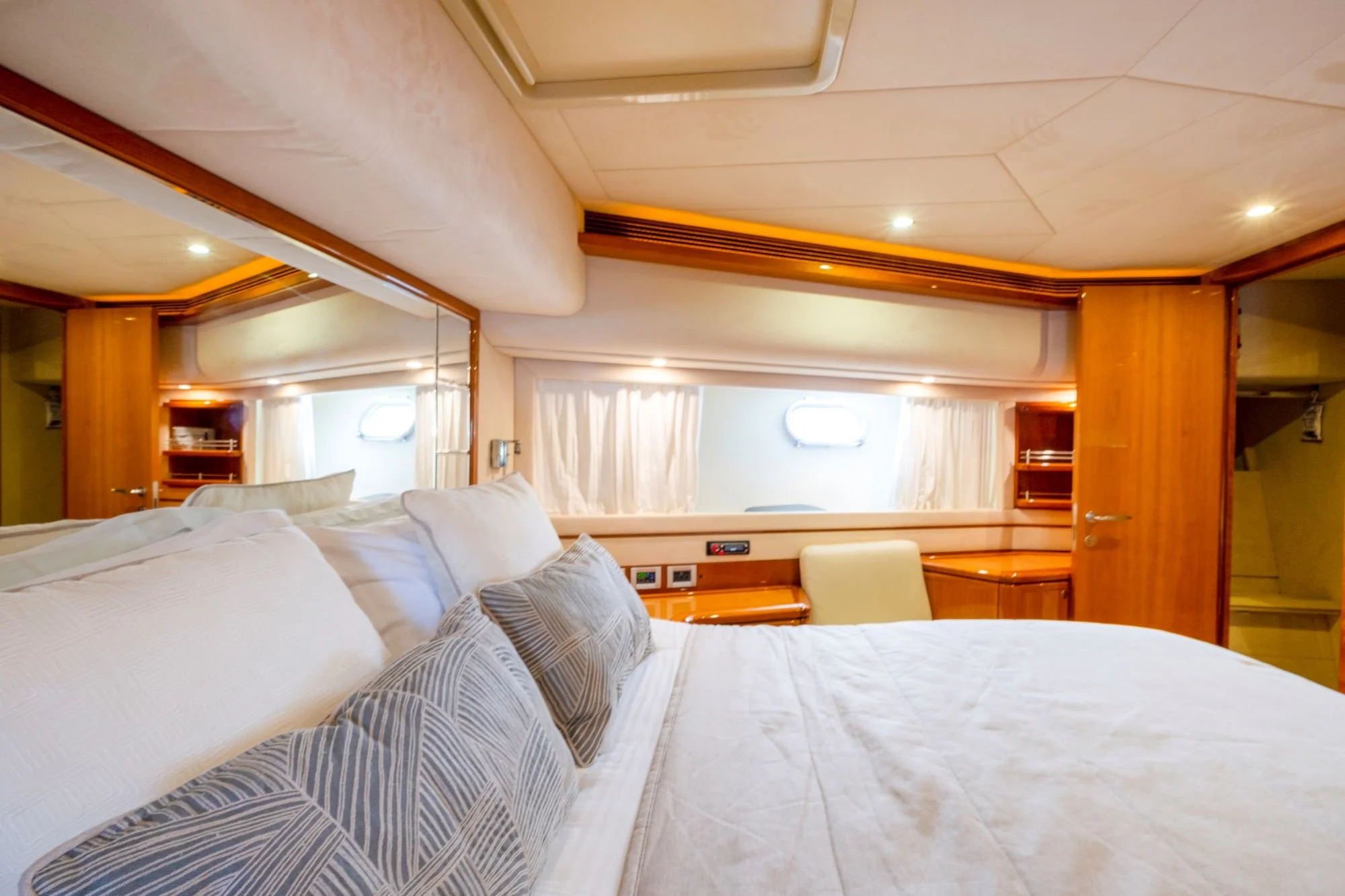 Astarte-Ferretti-motor-yacht-valef-yachts (54)-min.jpg