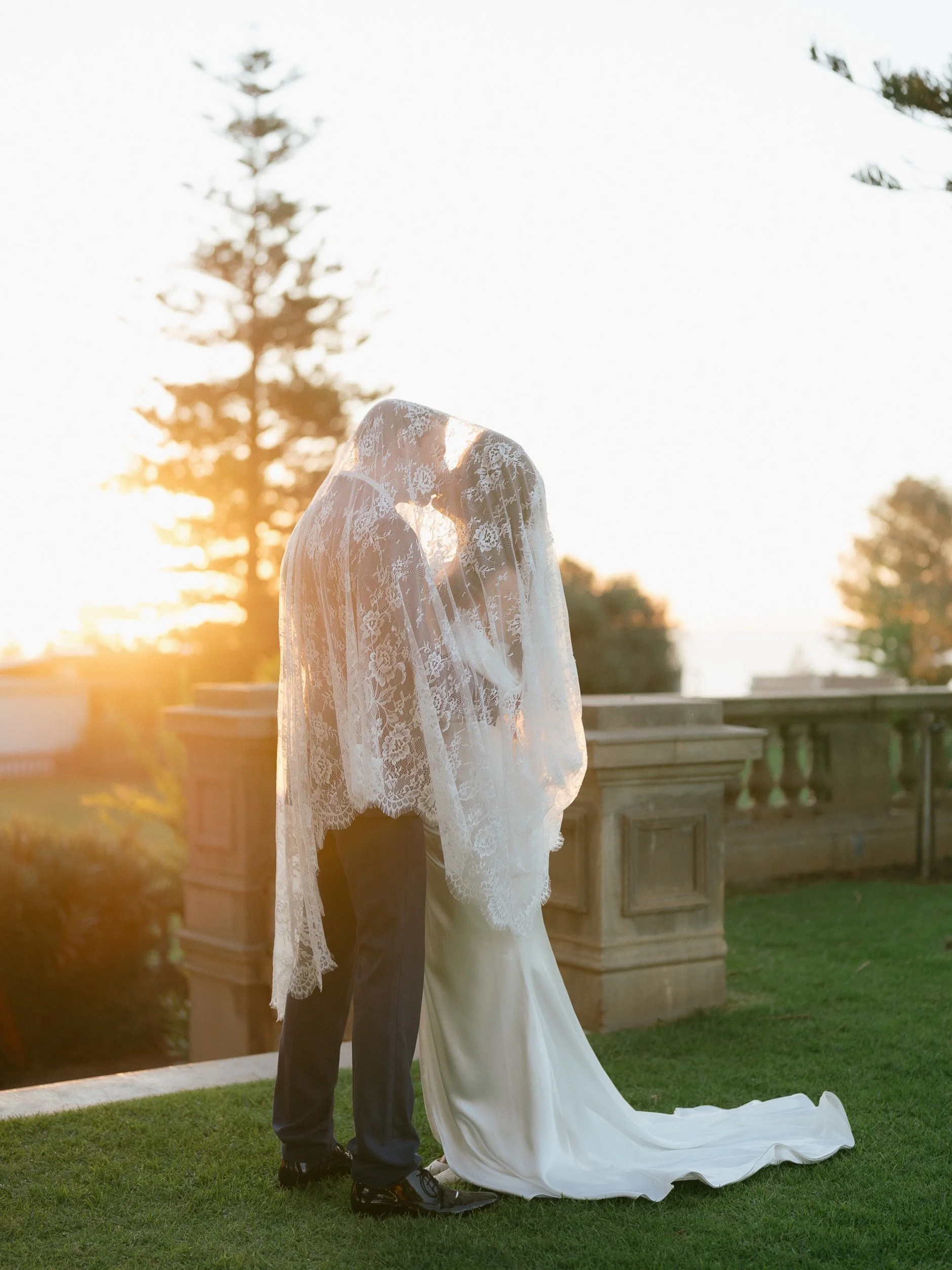 Sunsets &amp; lace veils 🤝

@halo_and_lace 
@thequietbeauty_ 
@oxfordbridalperth 
@sammfrost_ 
@rl_beautyco