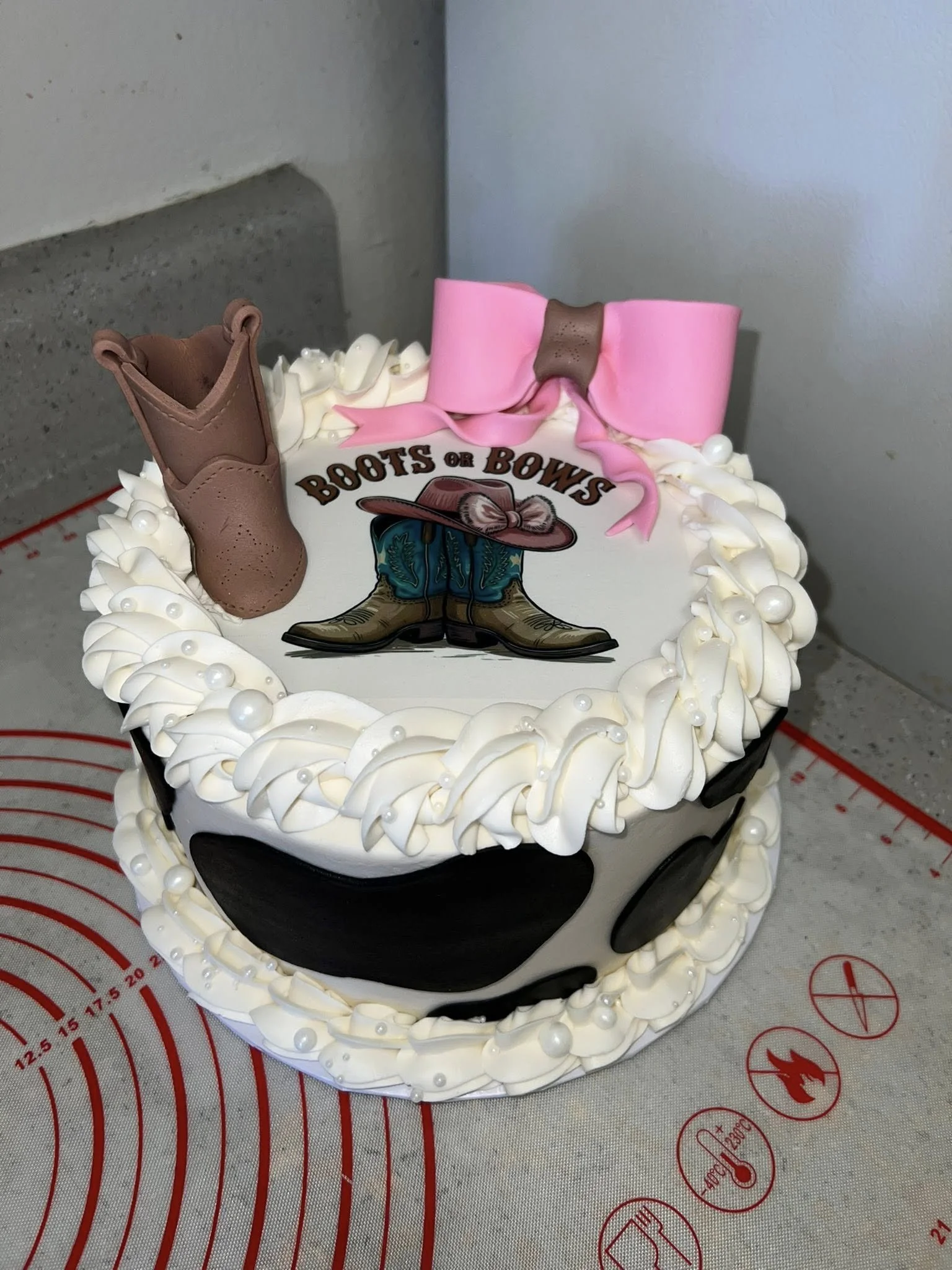 bootsorbowscake.jpg