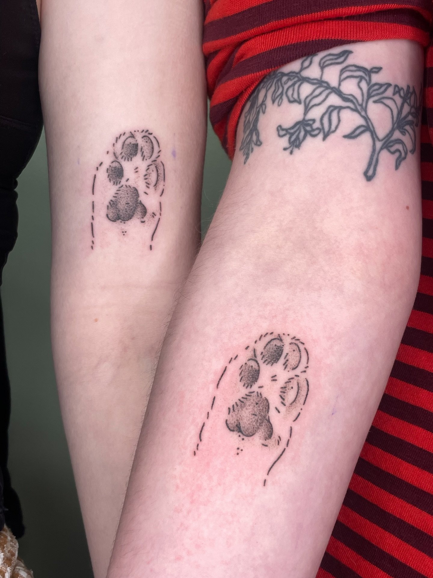 Matching kitty paw tattoos for the loveliest sisters <3

Thank you both for the trust 💖

#stickandpoke #handpoke #tattoo #matchingtattoos