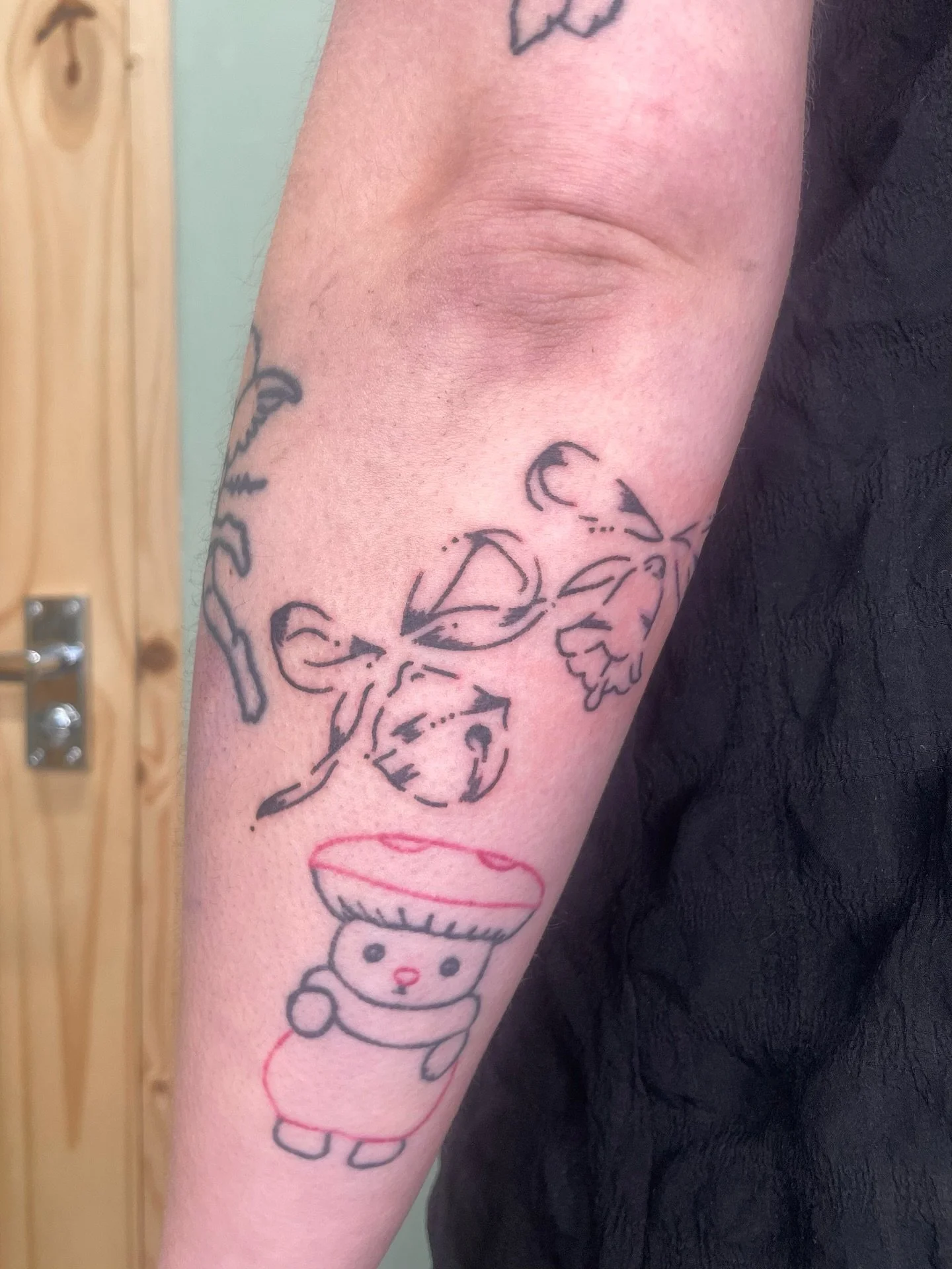 Bows and bells, hand poked for Molly as part of our trade 😛✨

@mollberry.tatt is fabulous go have a look at her tattoos!!

#handpoke #stickandpoke