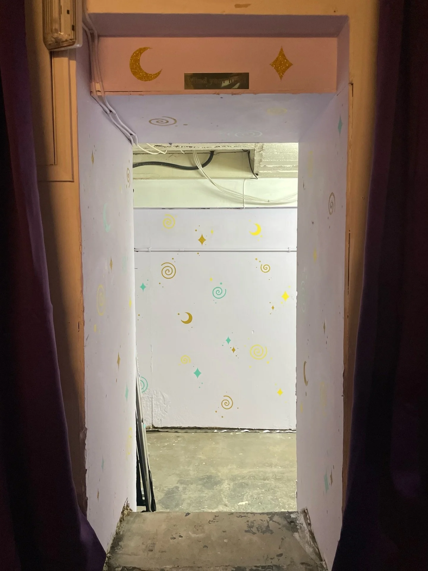 Spirals, sparkles and whimsy painted in the basement at @guckystudio !! 🌀🌀

#mural #muralart #wallart