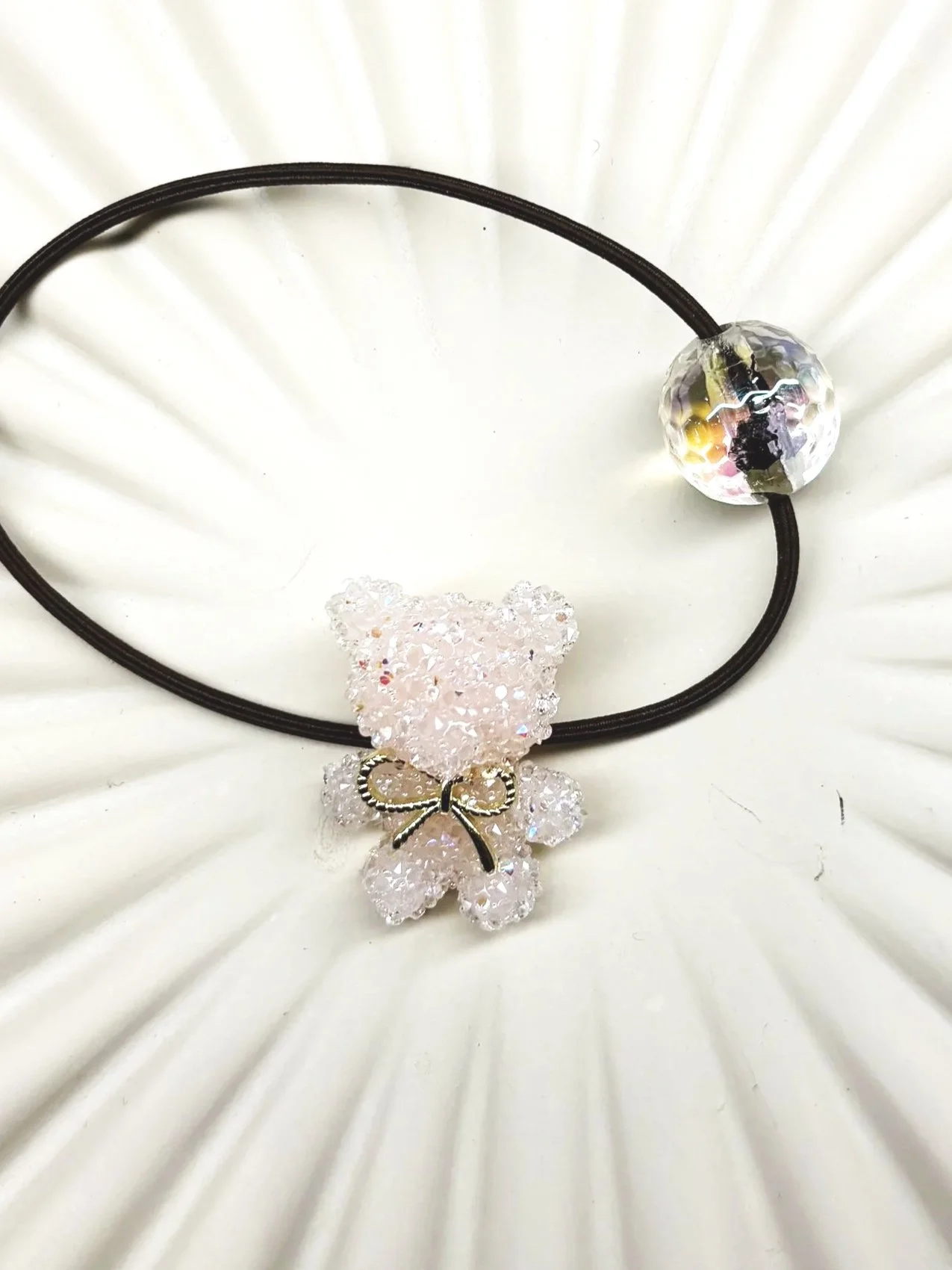 Elastik m. bamse, perle og glimmer