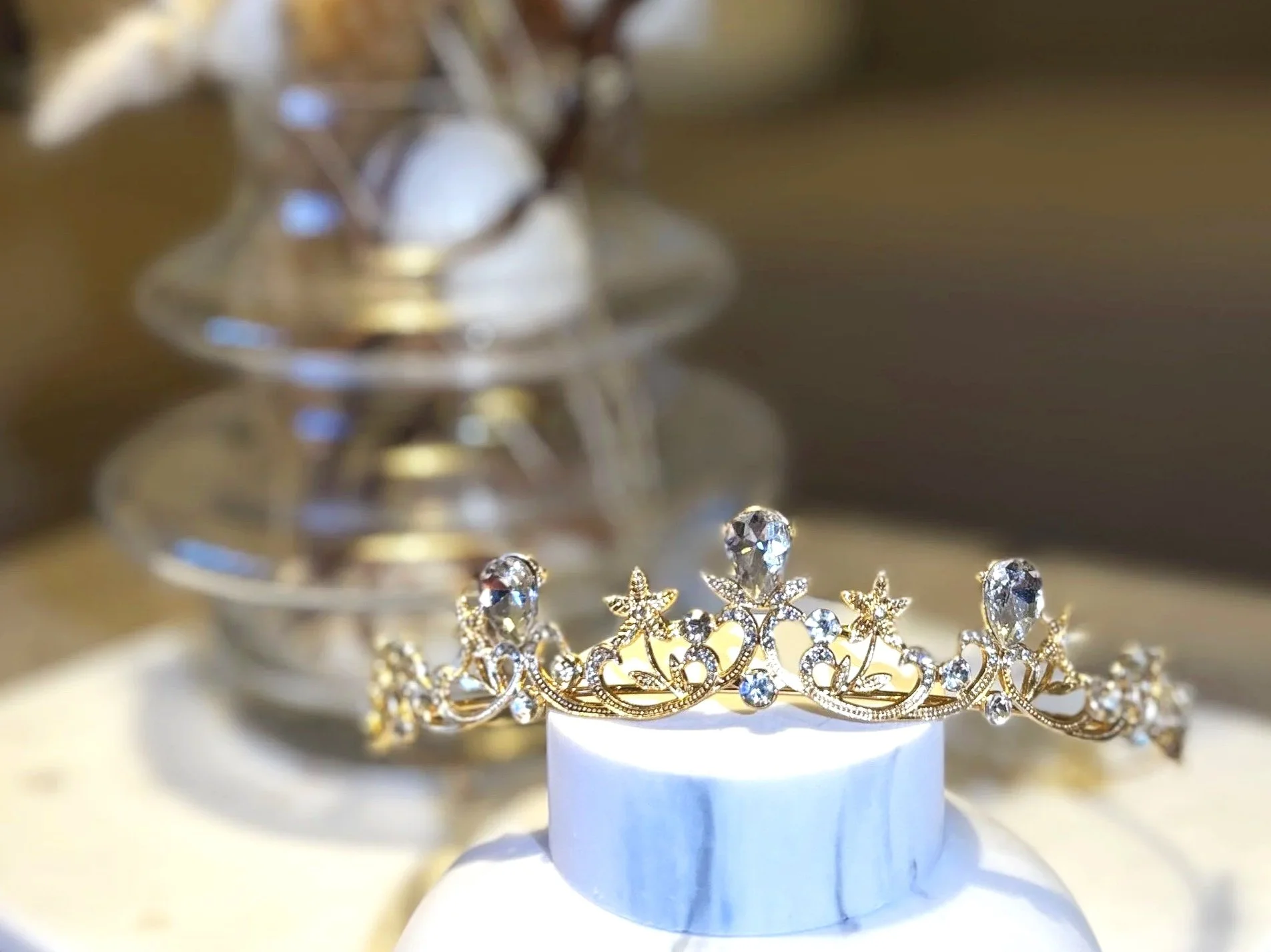 Guld diadem m. Klare sten