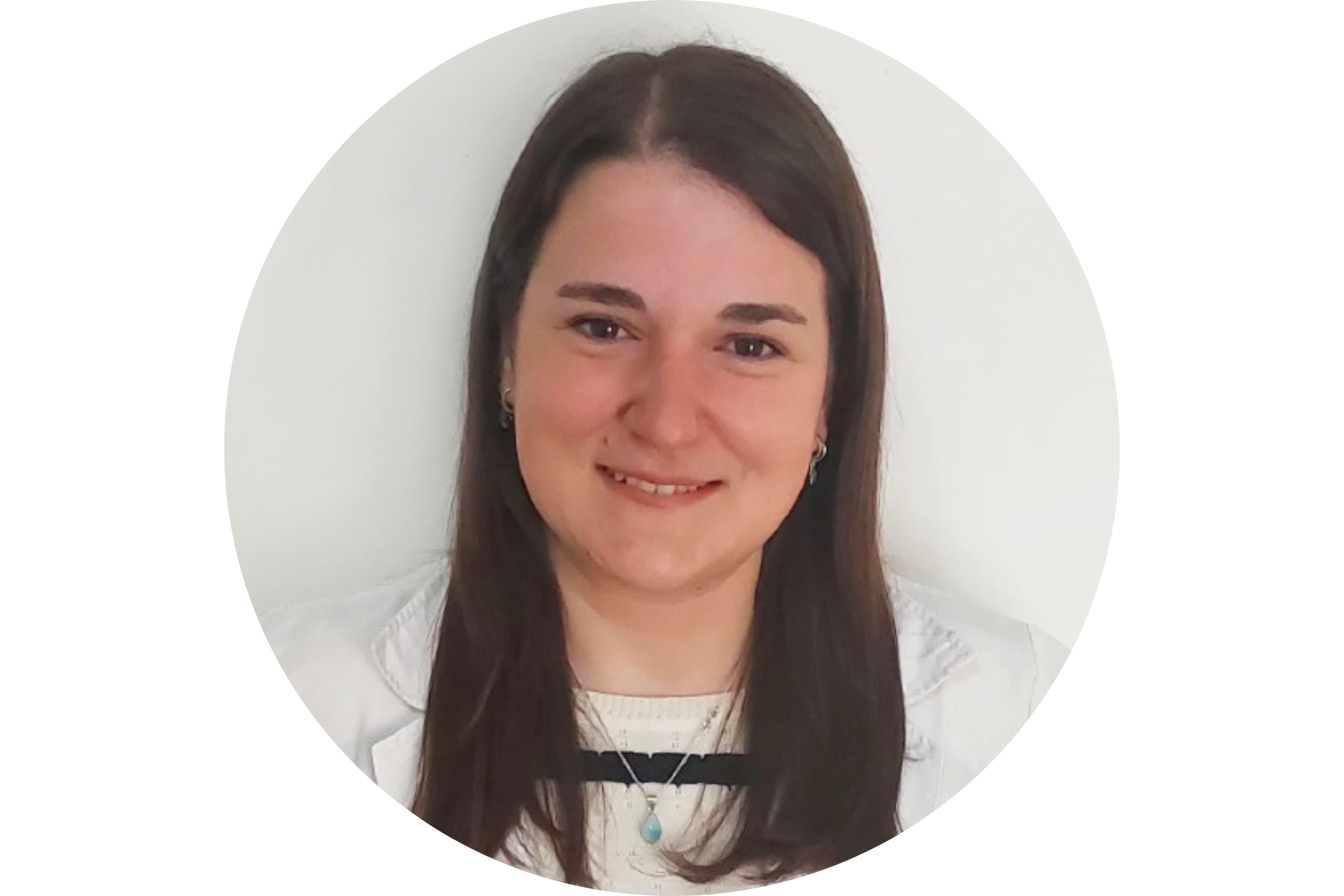 Retrato de una mujer joven con cabello castaño oscuro y piel clara, sonriendo frente a un fondo blanco.