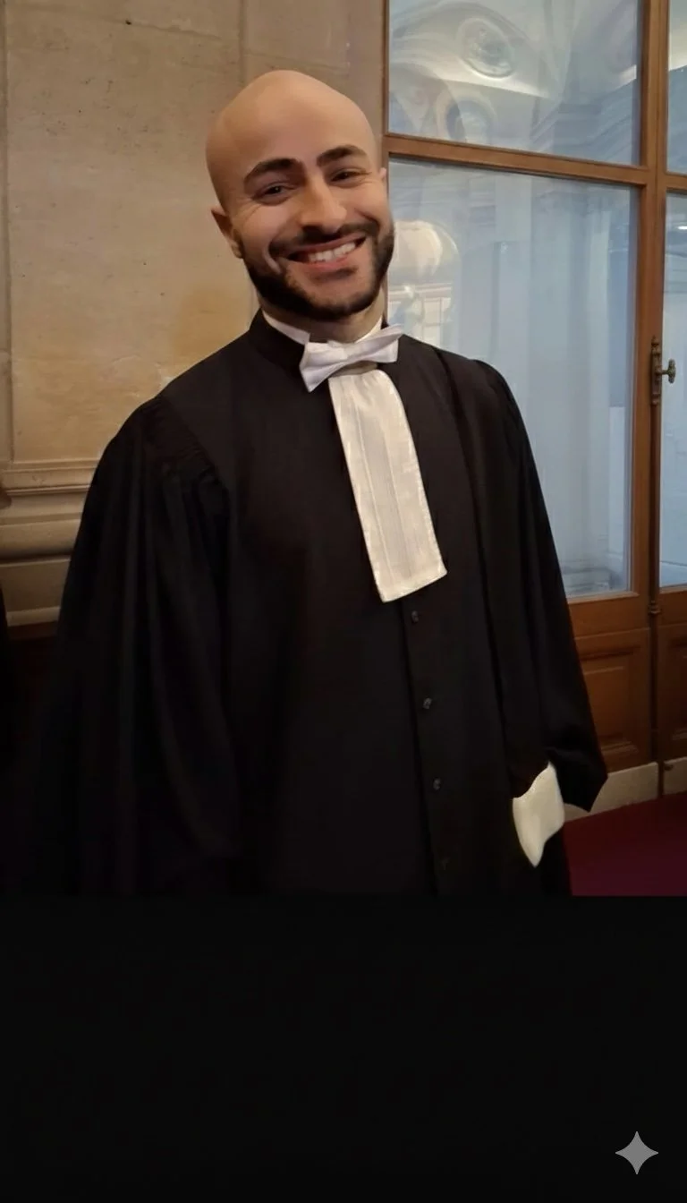 Un avocat très compétent souriant en robe d'avocat dans un palais de justice. Compétent en droit des contrats, de la responsabilité, des garanties, du travail, des biens, de la famille et des personnes, en mesure d'exécution forcée, en droit routier