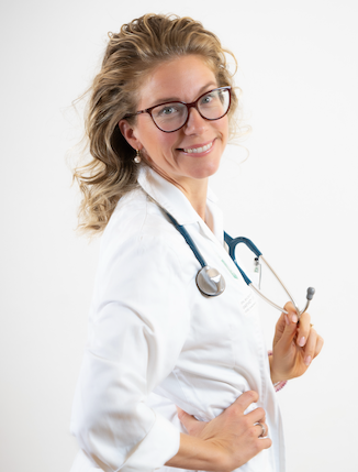 Freundliche weibliche Ärztin oder medizinisches Fachpersonal mit Brille und Stethoskop, lächelnd, in Weiß, vor weißem Hintergrund.
