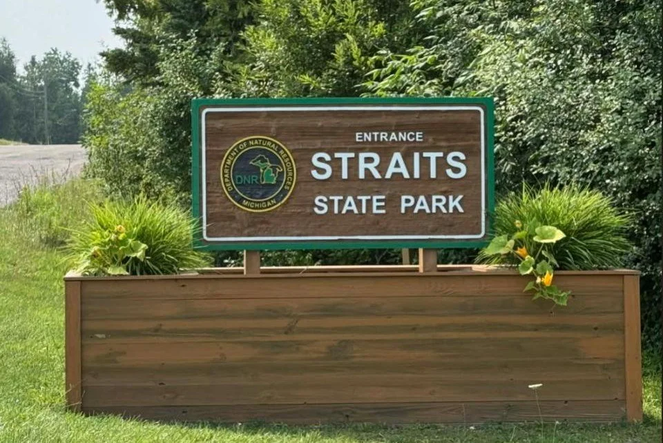 Straights sign.jpg