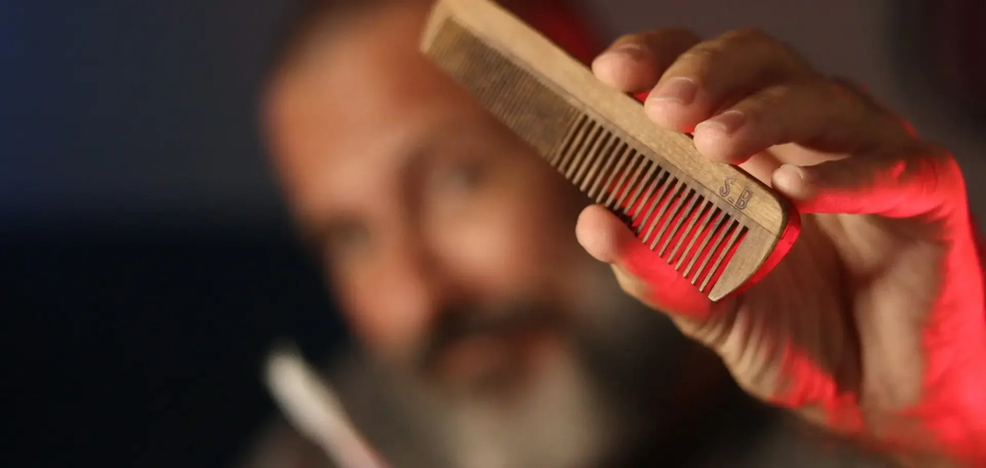 Como Lavar e Deixar Seu Pente de Madeira Novo