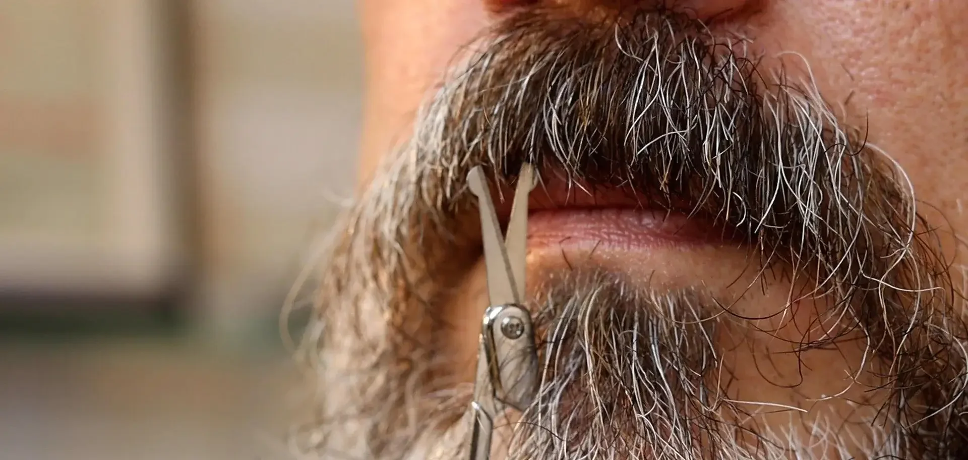 Como Aparar o Bigode em Casa