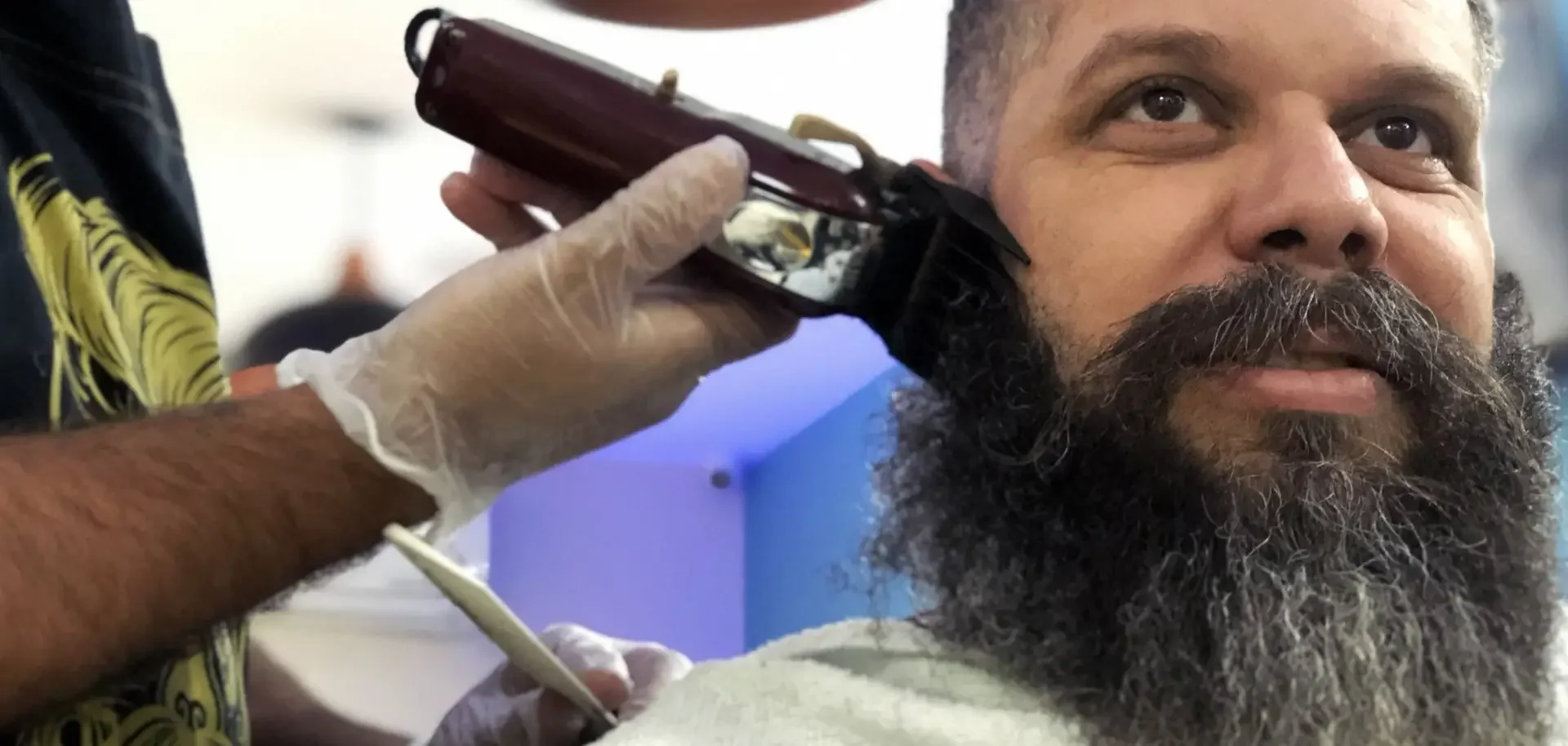 Transformação Radical: Aparando Um Ano de Barba