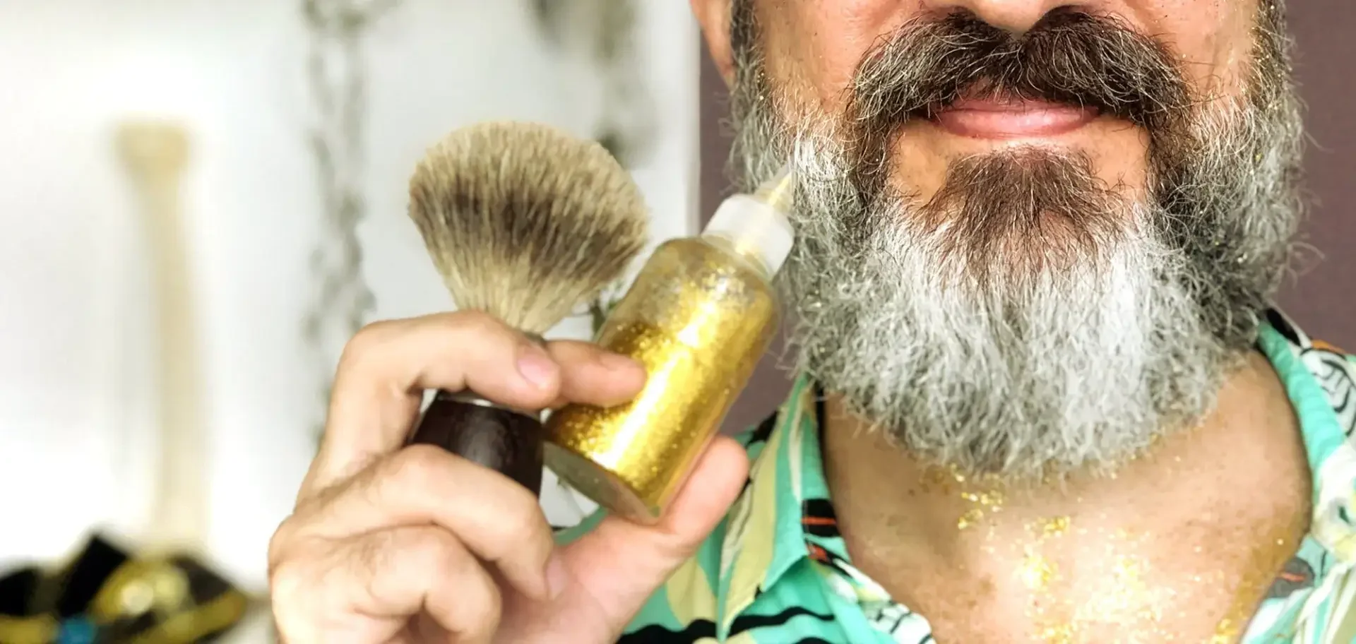 Glitter na Barba: Como usar e como TIRAR depois do bloco