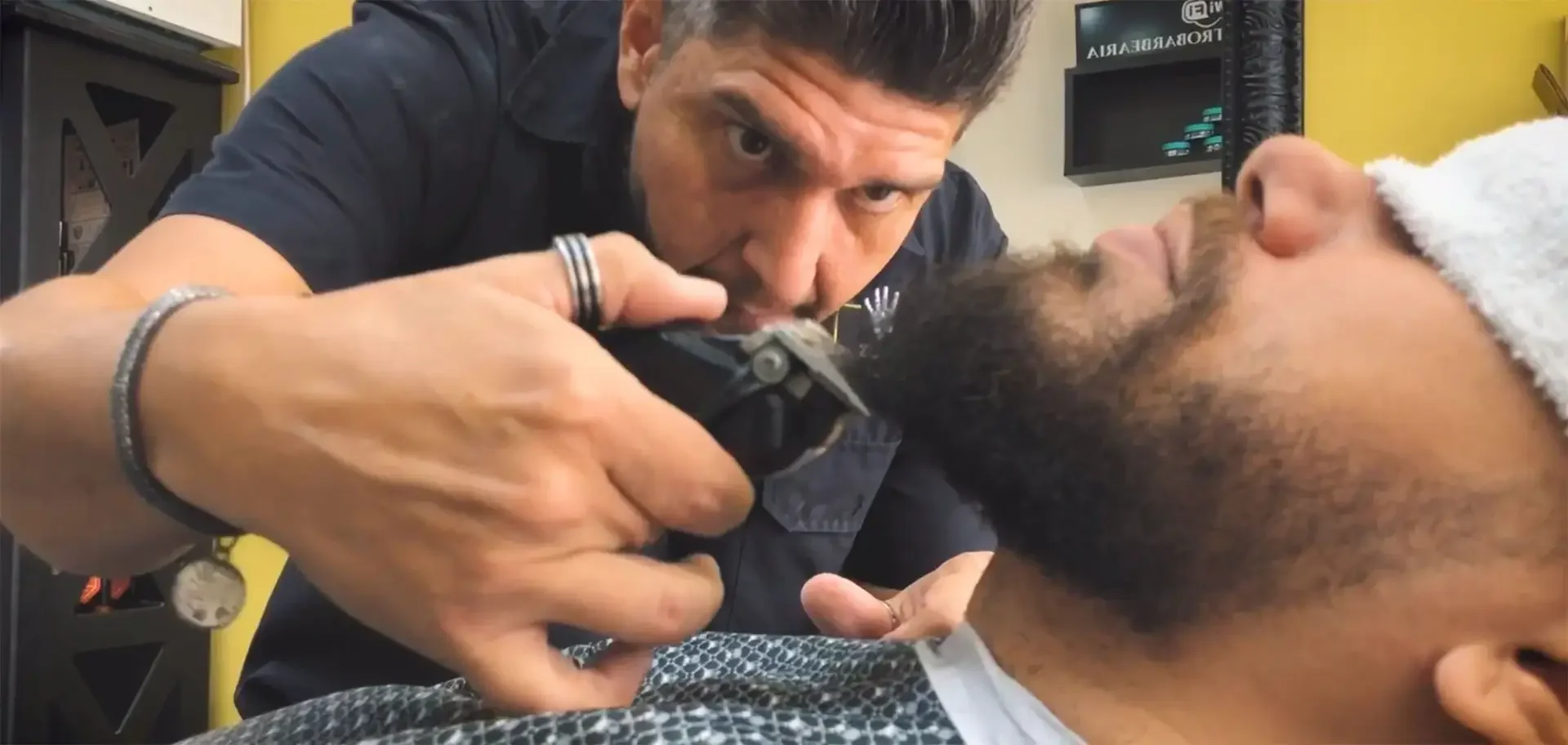 Como é feita uma Barba Com Fade Lateral na Barbearia