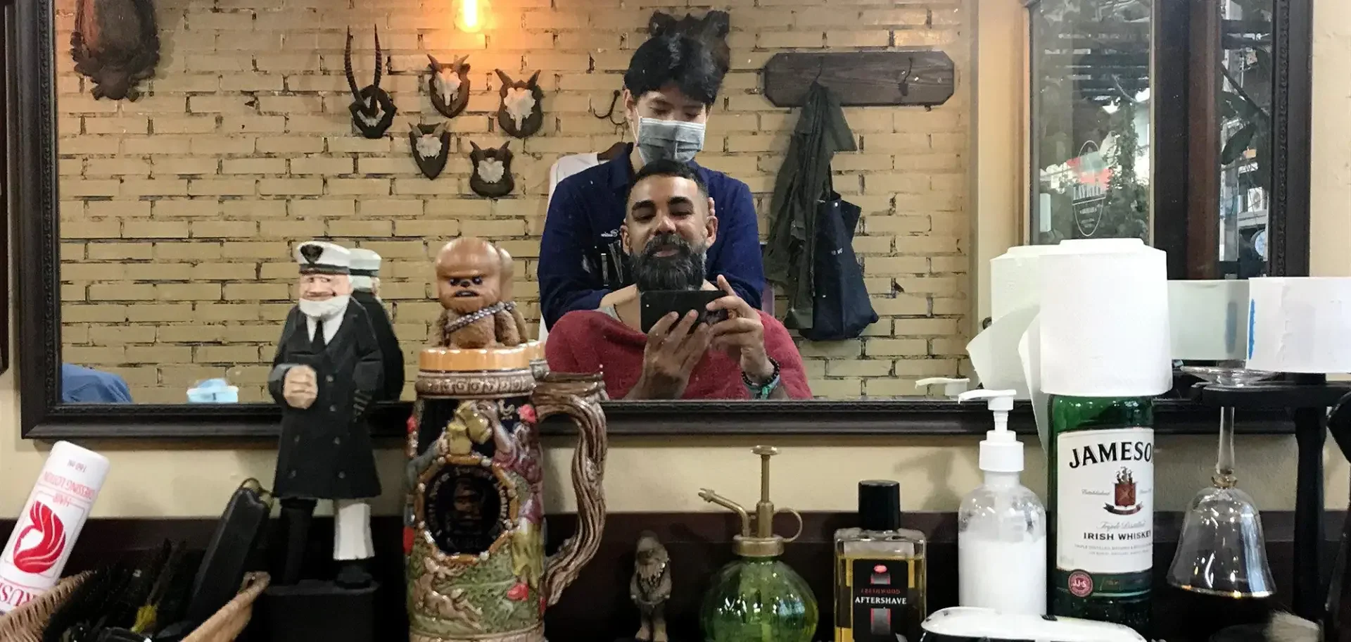 Por Dentro de uma Barbearia em Chiang Mai, Tailândia