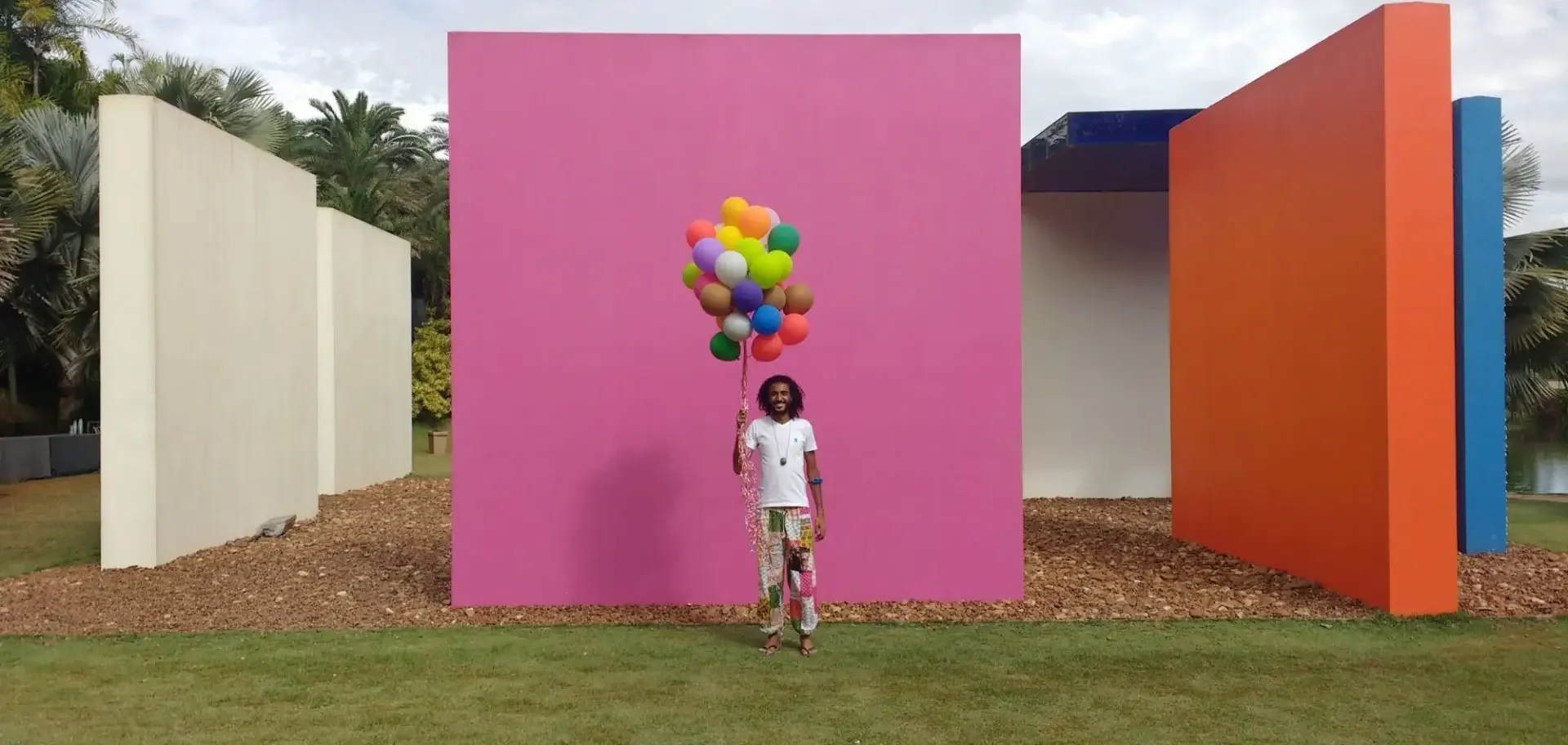 O barbudo que manja tudo de arte contemporânea e botânica