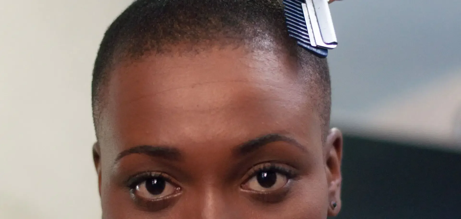 Quando uma mulher encontra na barbearia acolhimento