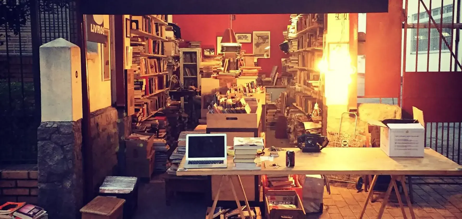 A reinvenção da vida entre poeira, livros e muito jazz