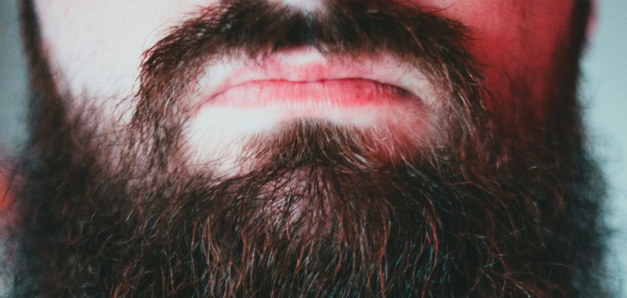 Pensou em raspar a barba no impulso? Pode ser um erro!