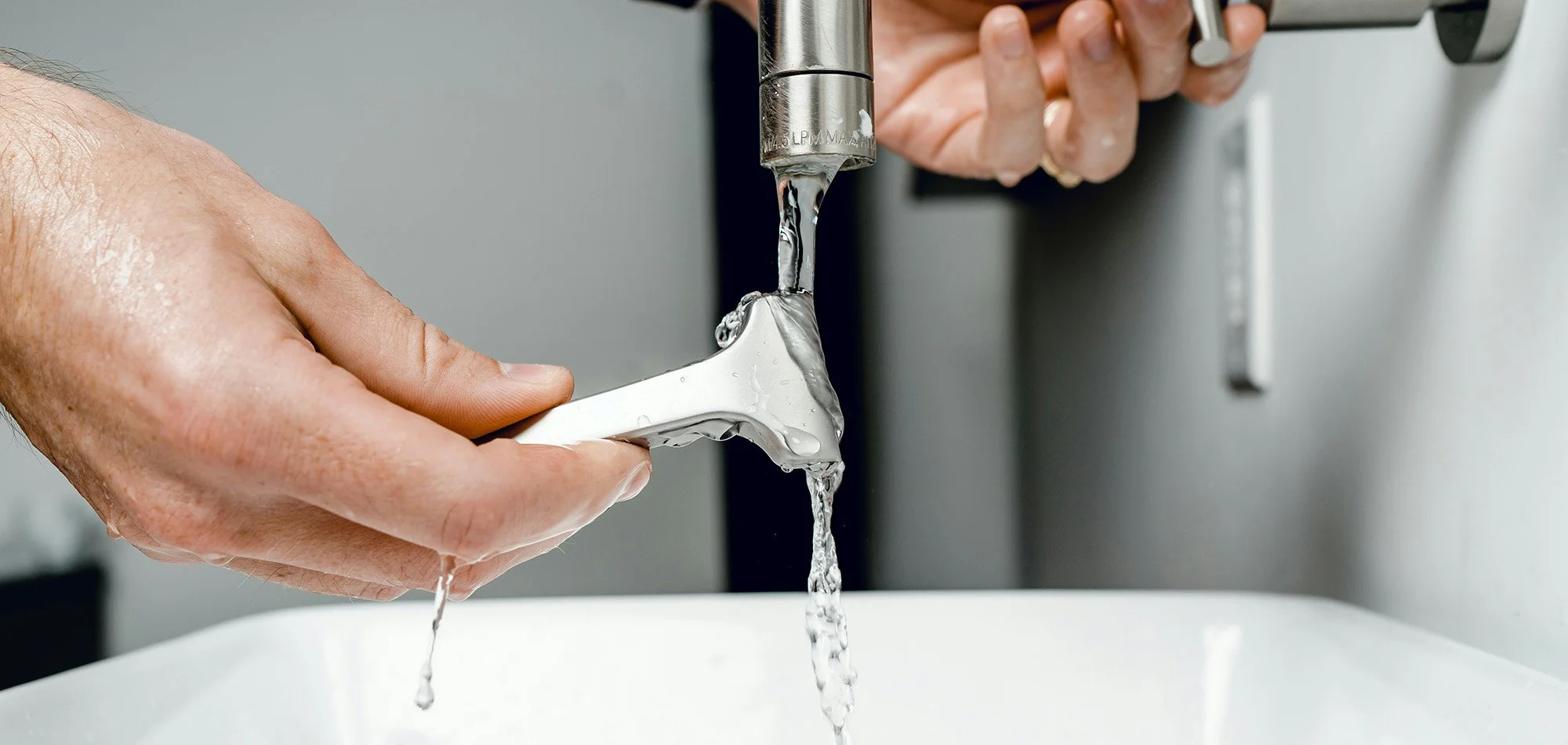 Pensou em raspar a barba no impulso? Pode ser um erro!