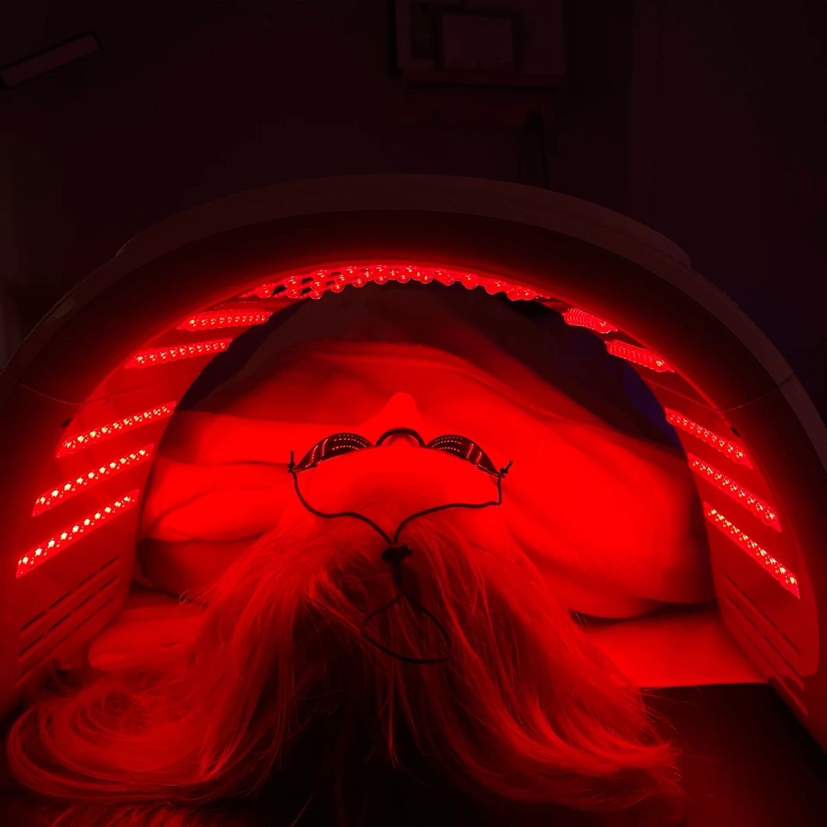 Reverse skin aging signs by red light photobiomodulation.