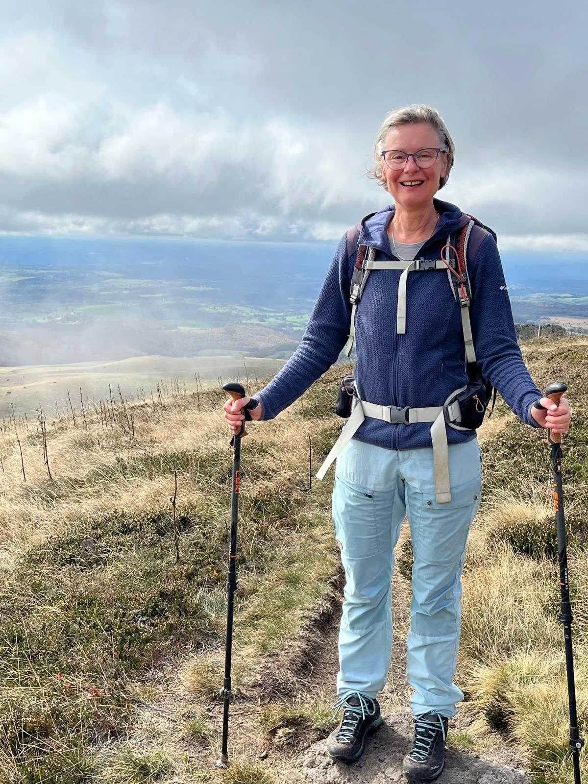 Foto van Joep Siteur, wandelend op en bergpad.