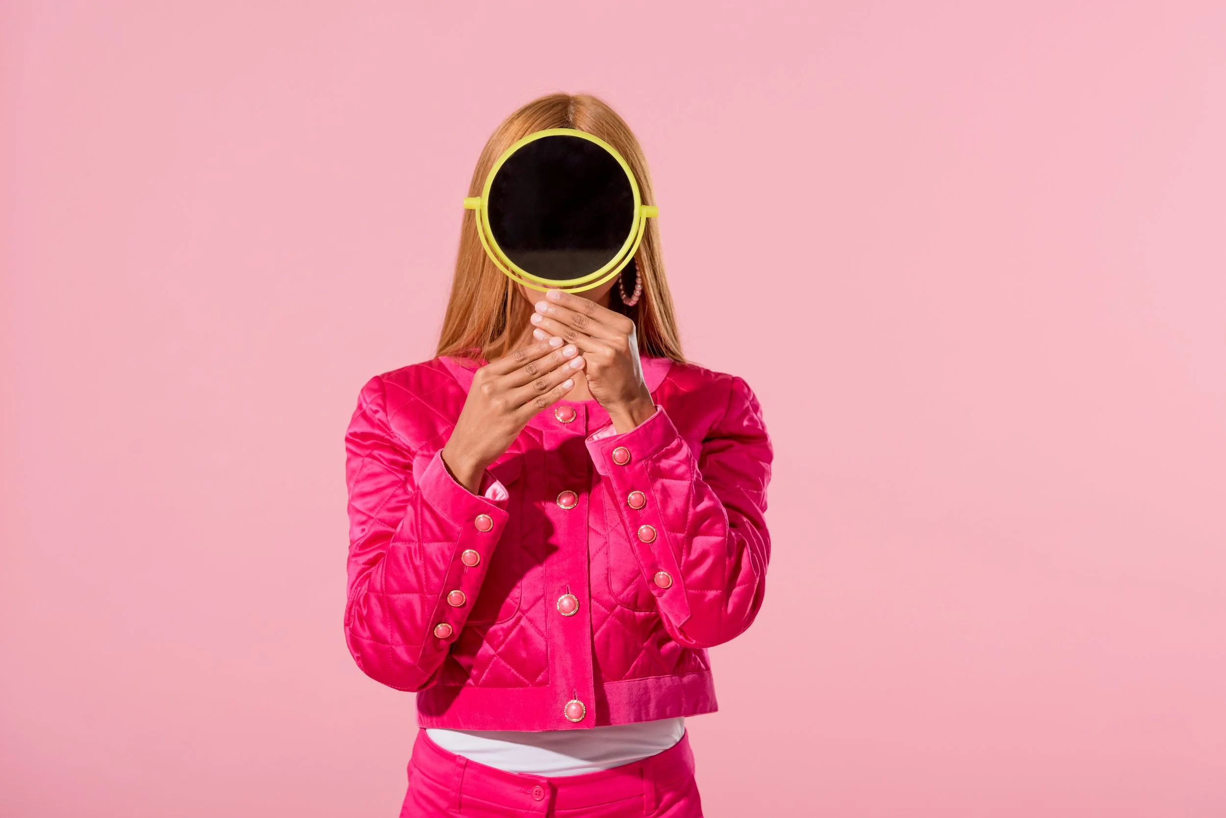 fashionable-woman-poses-with-round-mirror-on-pink-2026-03-25-09-57-56-utc.jpg
