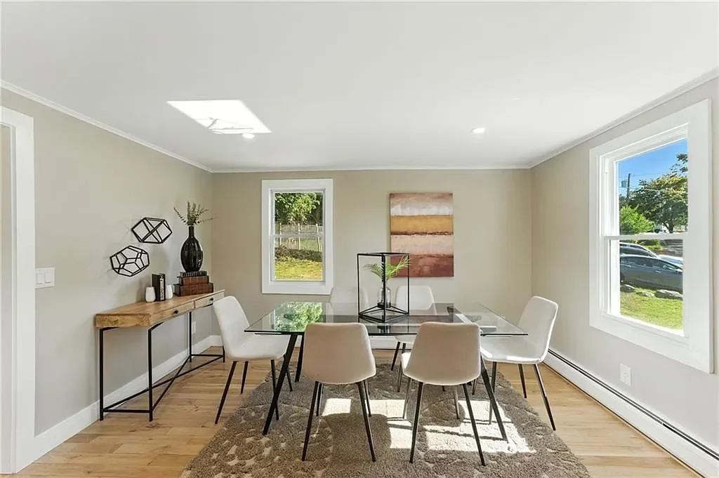 h4 dinnning room.webp