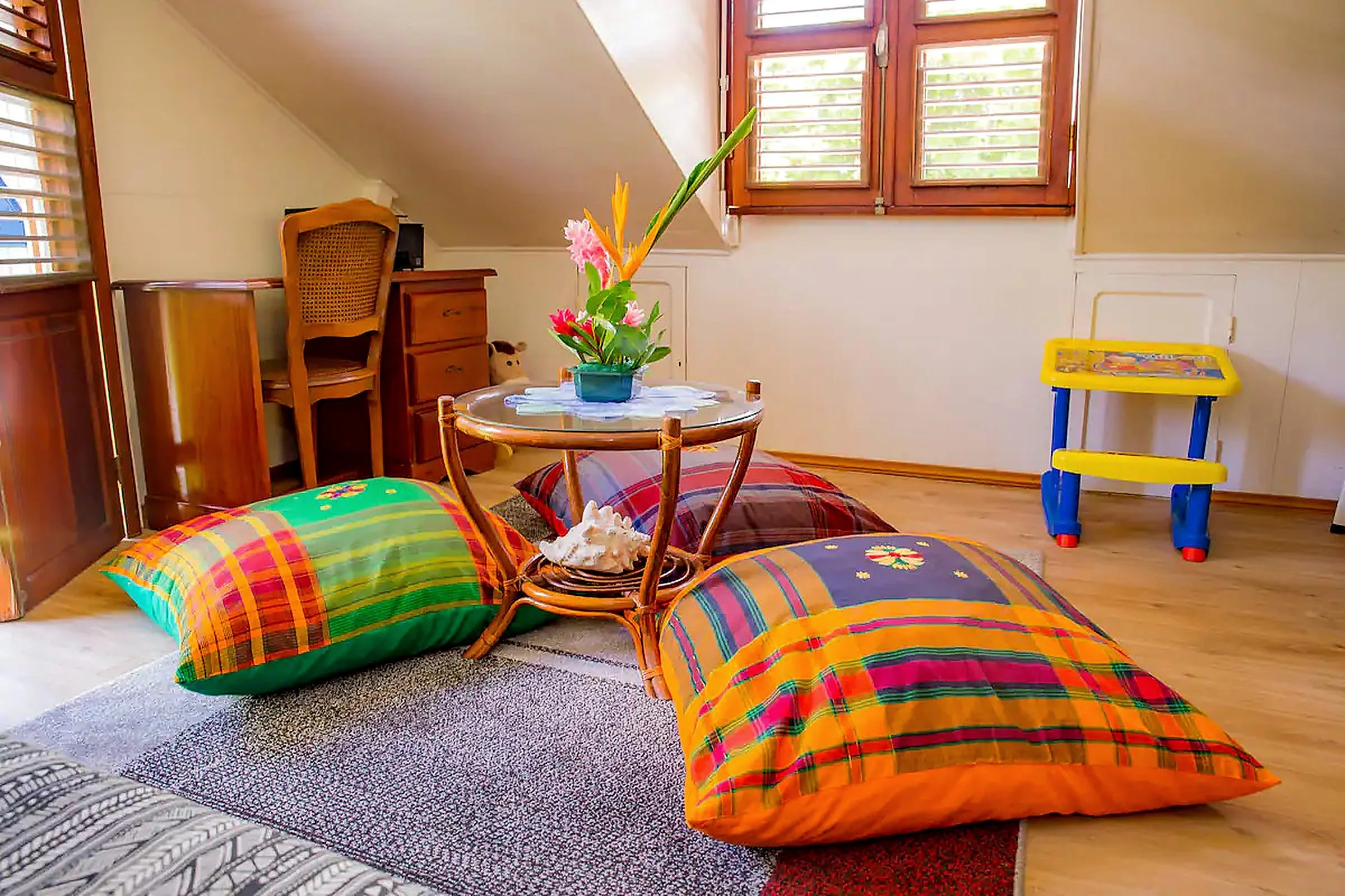 Villa les Gallières intérieur chaleureux avec gros coussins madras posés au sol